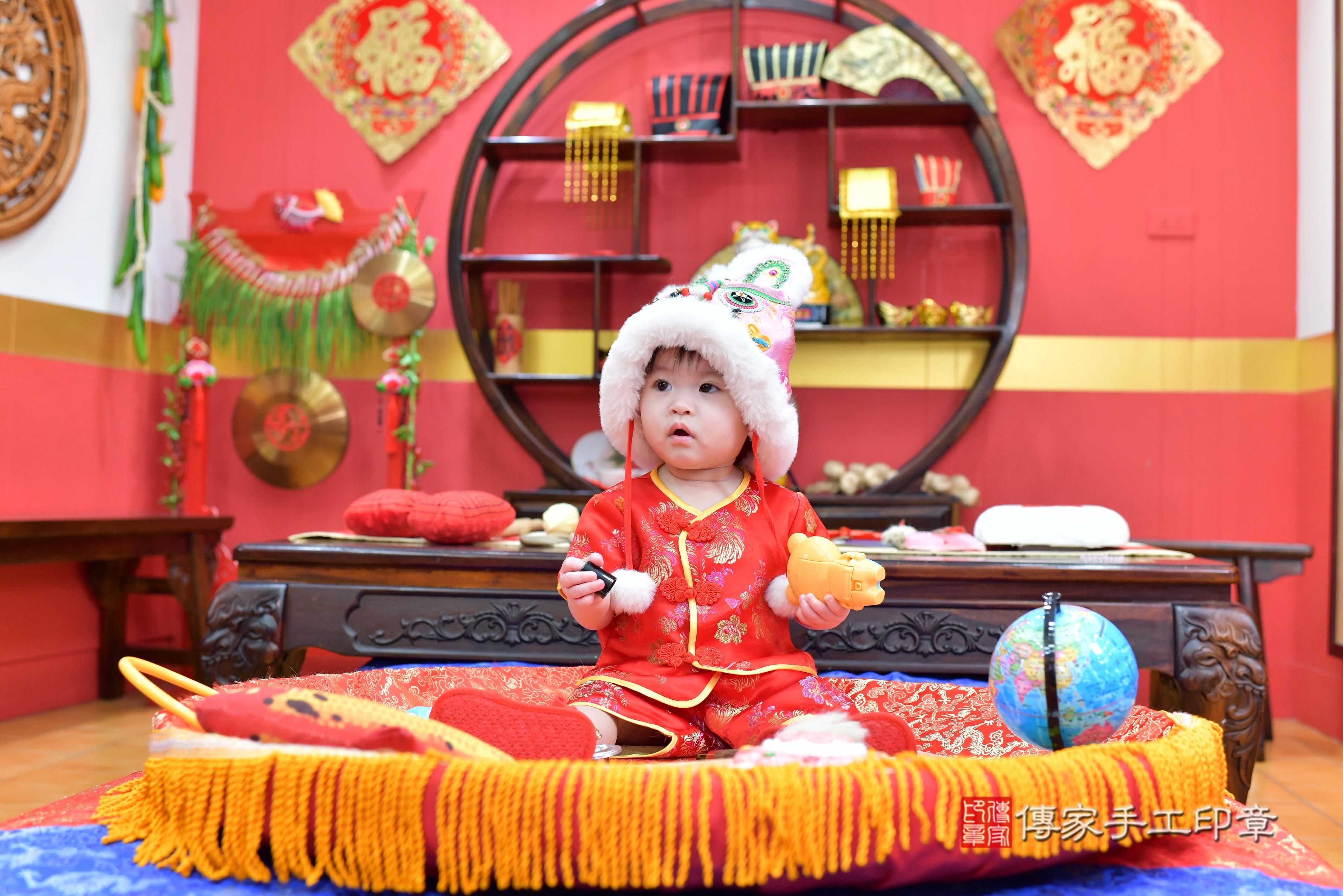 傳家手工印章桃園店、抓周、度脺、美式風會場、傳家嬰兒古禮、吉祥話、抓周道具物品24種、拍照。抓周證書。寶寶抓周、滿周歲、生日快樂、祝福 傳家手工印章桃園店、抓周、度脺、美式風會場、傳家嬰兒古禮、吉祥話、抓周道具物品24種、拍照。抓周證書。寶寶抓周、滿周歲、生日快樂、祝福