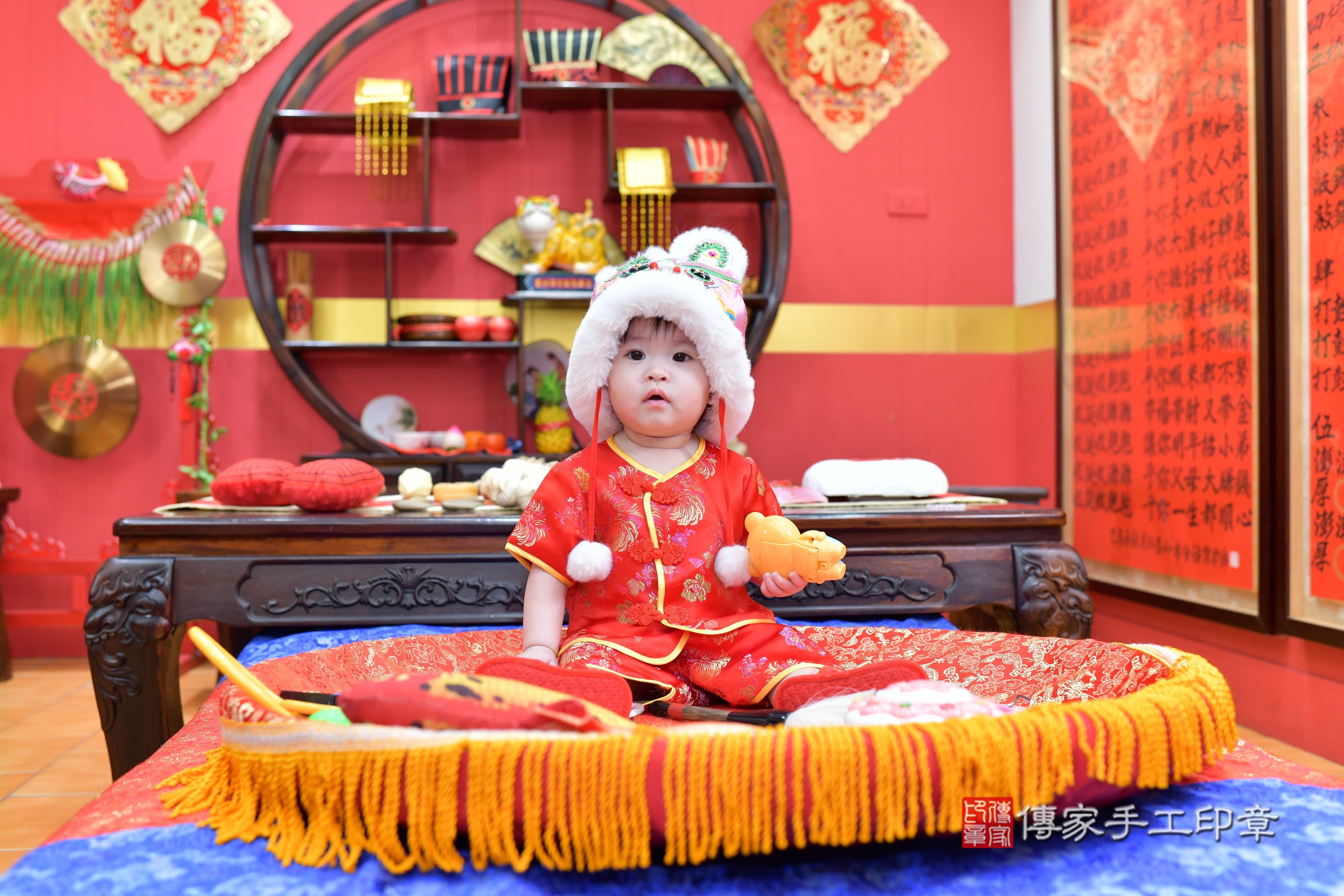 傳家手工印章桃園店、抓周、度脺、美式風會場、傳家嬰兒古禮、吉祥話、抓周道具物品24種、拍照。抓周證書。寶寶抓周、滿周歲、生日快樂、祝福 傳家手工印章桃園店、抓周、度脺、美式風會場、傳家嬰兒古禮、吉祥話、抓周道具物品24種、拍照。抓周證書。寶寶抓周、滿周歲、生日快樂、祝福