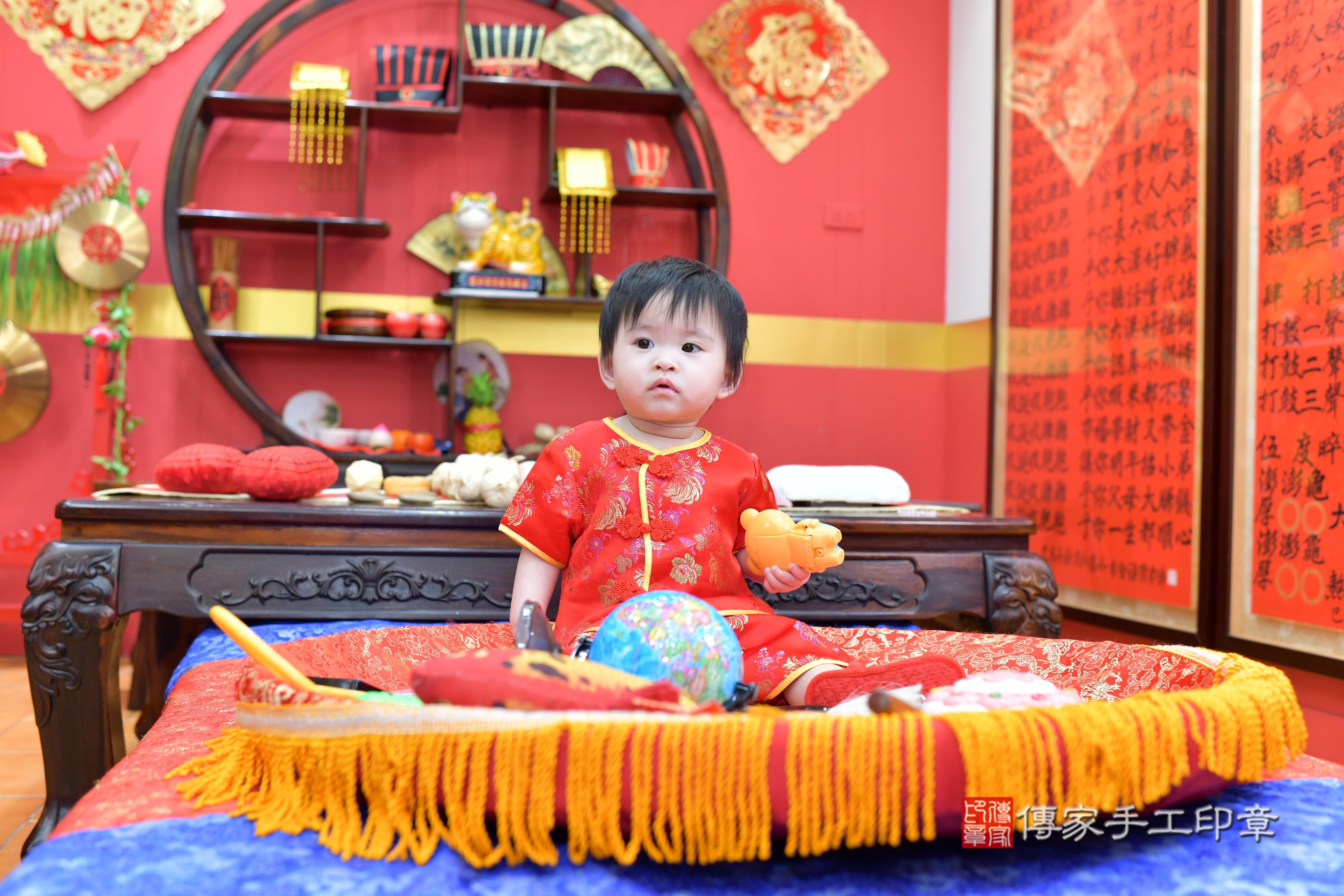 傳家手工印章桃園店、抓周、度脺、美式風會場、傳家嬰兒古禮、吉祥話、抓周道具物品24種、拍照。抓周證書。寶寶抓周、滿周歲、生日快樂、祝福 傳家手工印章桃園店、抓周、度脺、美式風會場、傳家嬰兒古禮、吉祥話、抓周道具物品24種、拍照。抓周證書。寶寶抓周、滿周歲、生日快樂、祝福