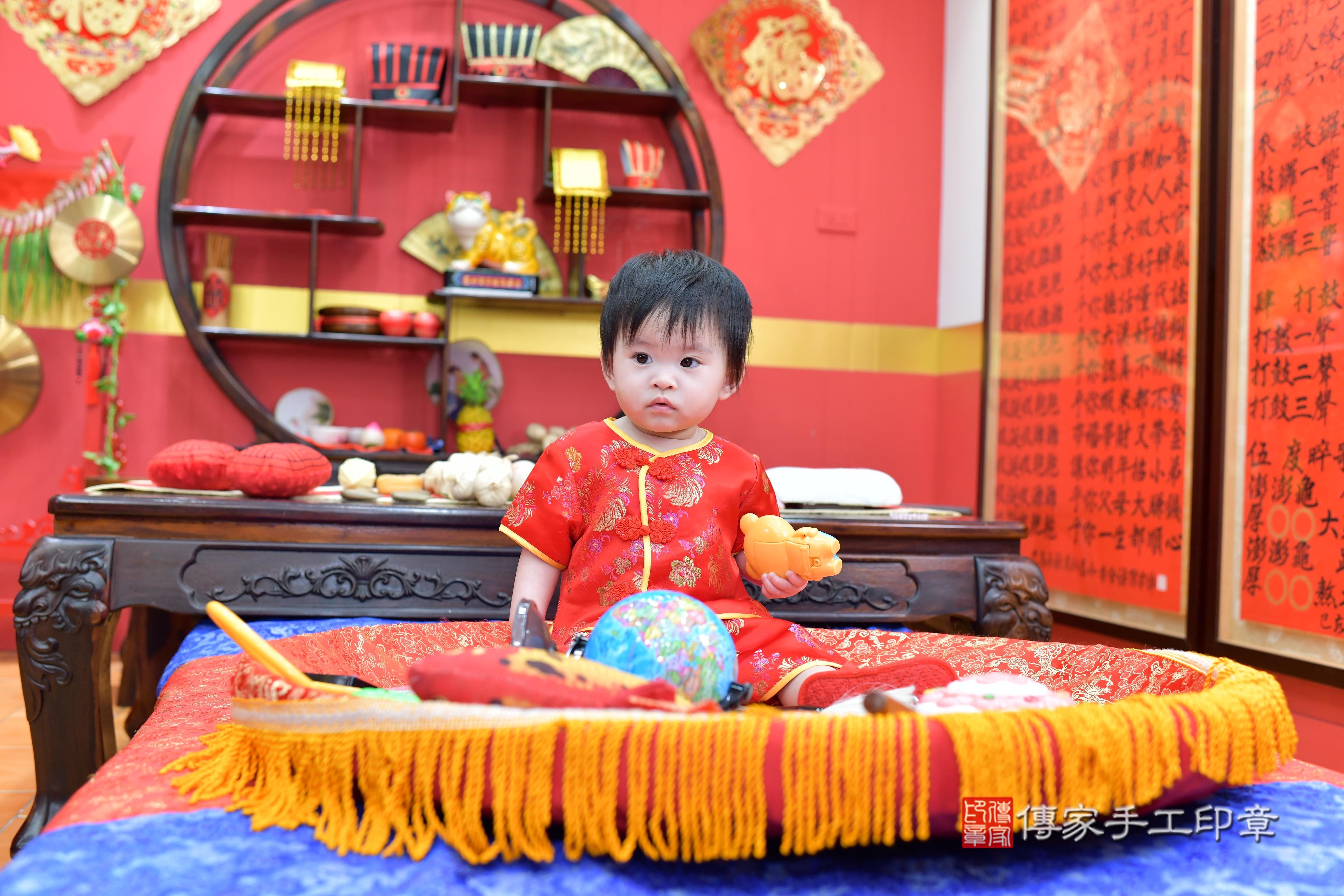 傳家手工印章桃園店、抓周、度脺、美式風會場、傳家嬰兒古禮、吉祥話、抓周道具物品24種、拍照。抓周證書。寶寶抓周、滿周歲、生日快樂、祝福 傳家手工印章桃園店、抓周、度脺、美式風會場、傳家嬰兒古禮、吉祥話、抓周道具物品24種、拍照。抓周證書。寶寶抓周、滿周歲、生日快樂、祝福