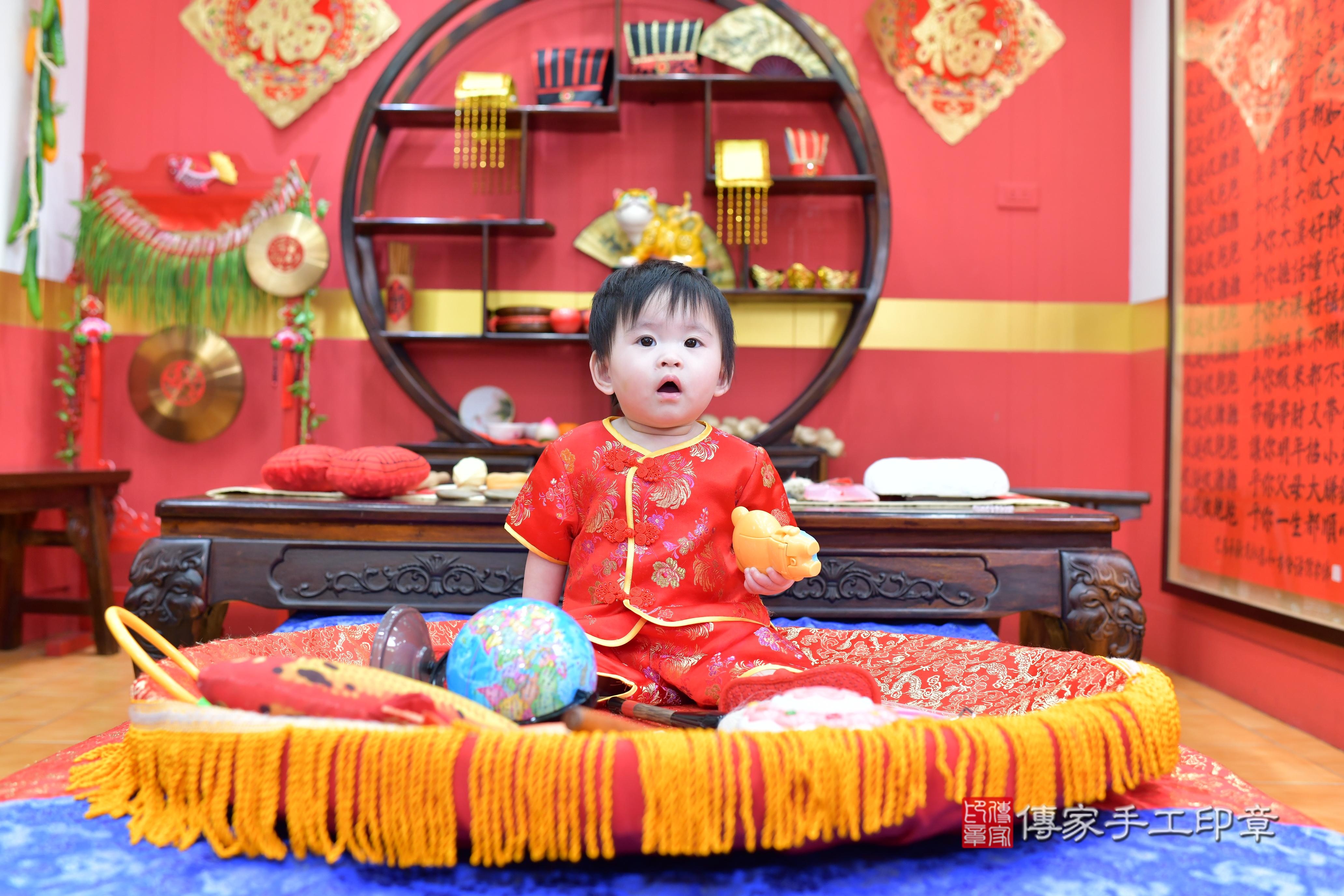 傳家手工印章桃園店、抓周、度脺、美式風會場、傳家嬰兒古禮、吉祥話、抓周道具物品24種、拍照。抓周證書。寶寶抓周、滿周歲、生日快樂、祝福 傳家手工印章桃園店、抓周、度脺、美式風會場、傳家嬰兒古禮、吉祥話、抓周道具物品24種、拍照。抓周證書。寶寶抓周、滿周歲、生日快樂、祝福