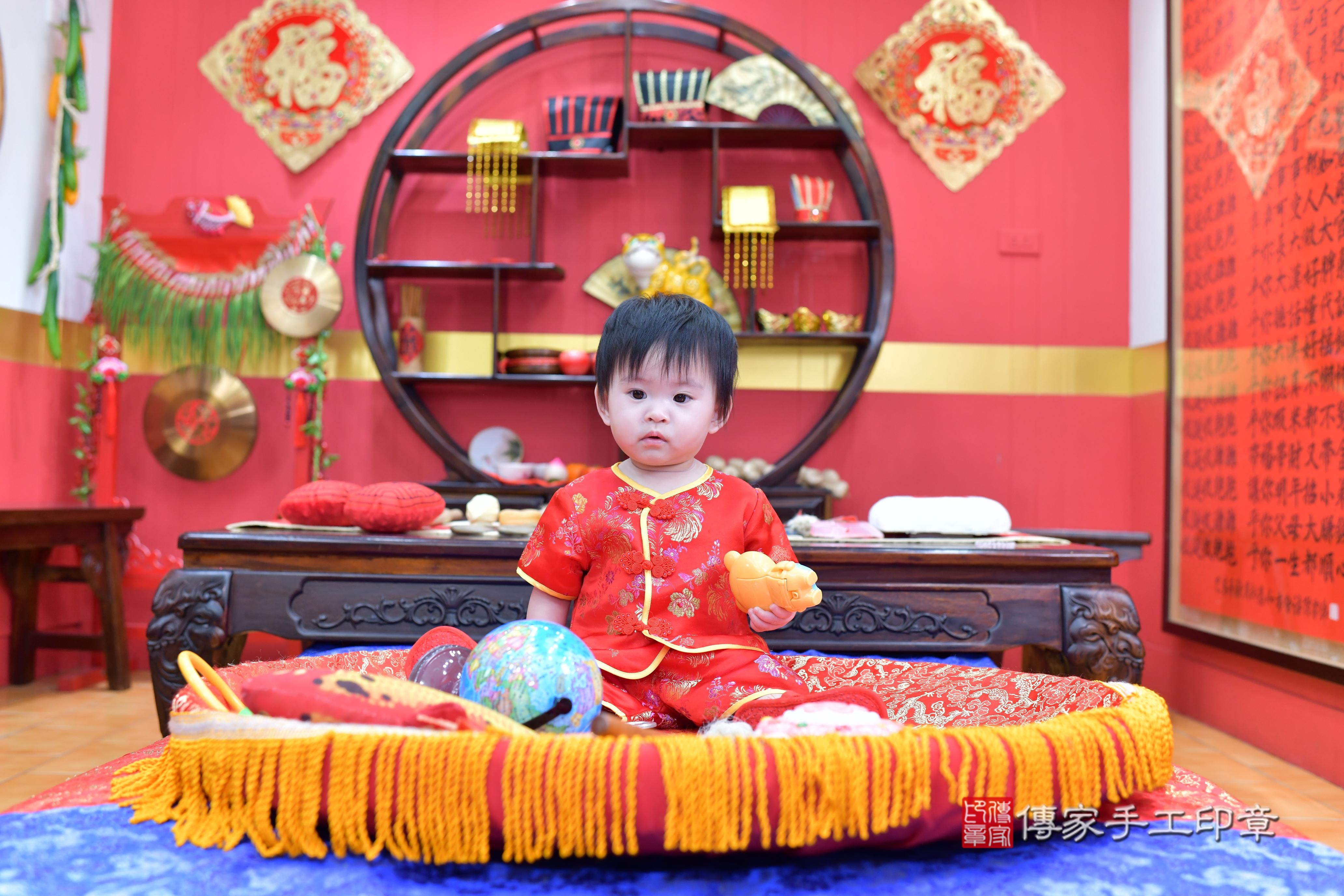 傳家手工印章桃園店、抓周、度脺、美式風會場、傳家嬰兒古禮、吉祥話、抓周道具物品24種、拍照。抓周證書。寶寶抓周、滿周歲、生日快樂、祝福 傳家手工印章桃園店、抓周、度脺、美式風會場、傳家嬰兒古禮、吉祥話、抓周道具物品24種、拍照。抓周證書。寶寶抓周、滿周歲、生日快樂、祝福