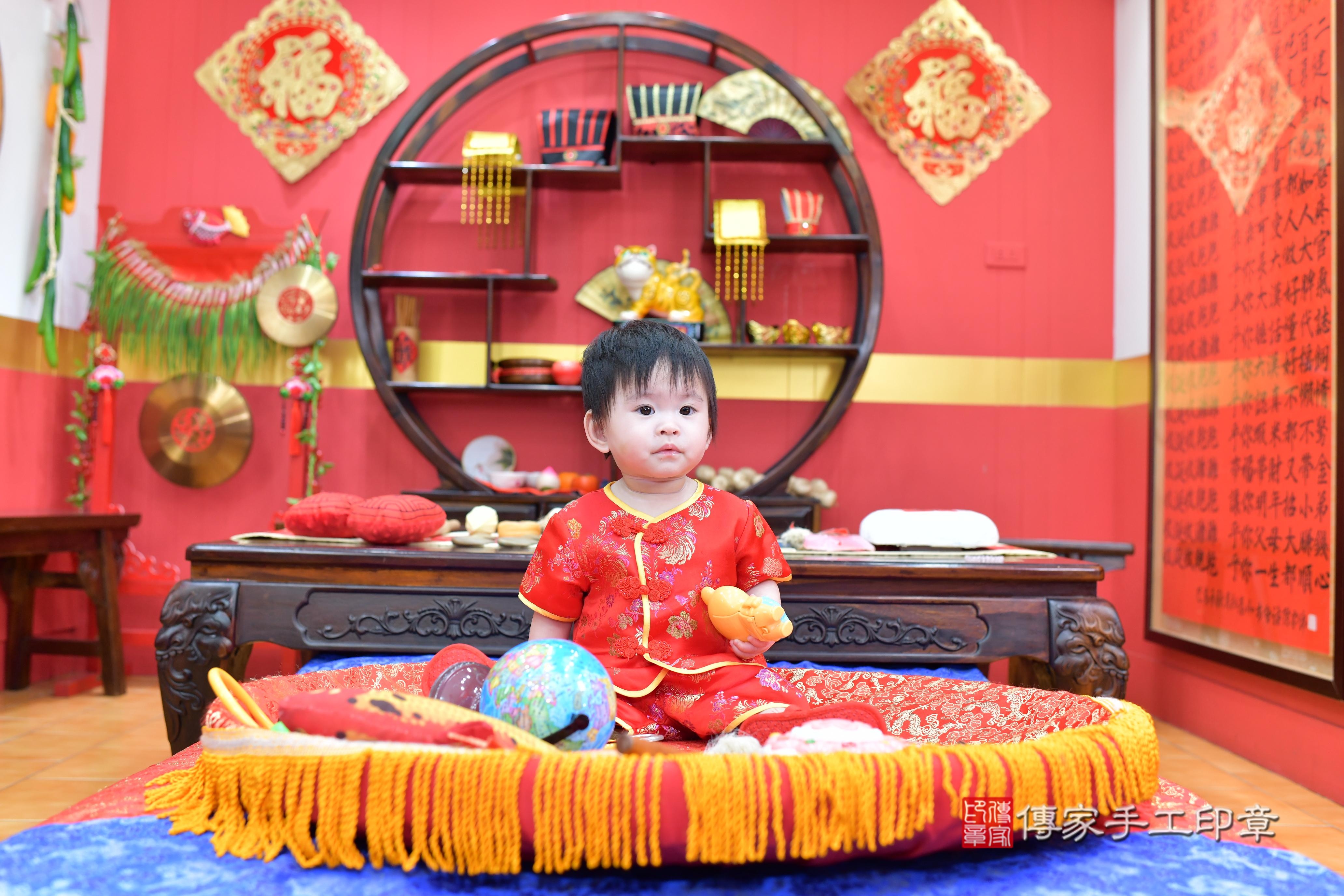 傳家手工印章桃園店、抓周、度脺、美式風會場、傳家嬰兒古禮、吉祥話、抓周道具物品24種、拍照。抓周證書。寶寶抓周、滿周歲、生日快樂、祝福 傳家手工印章桃園店、抓周、度脺、美式風會場、傳家嬰兒古禮、吉祥話、抓周道具物品24種、拍照。抓周證書。寶寶抓周、滿周歲、生日快樂、祝福