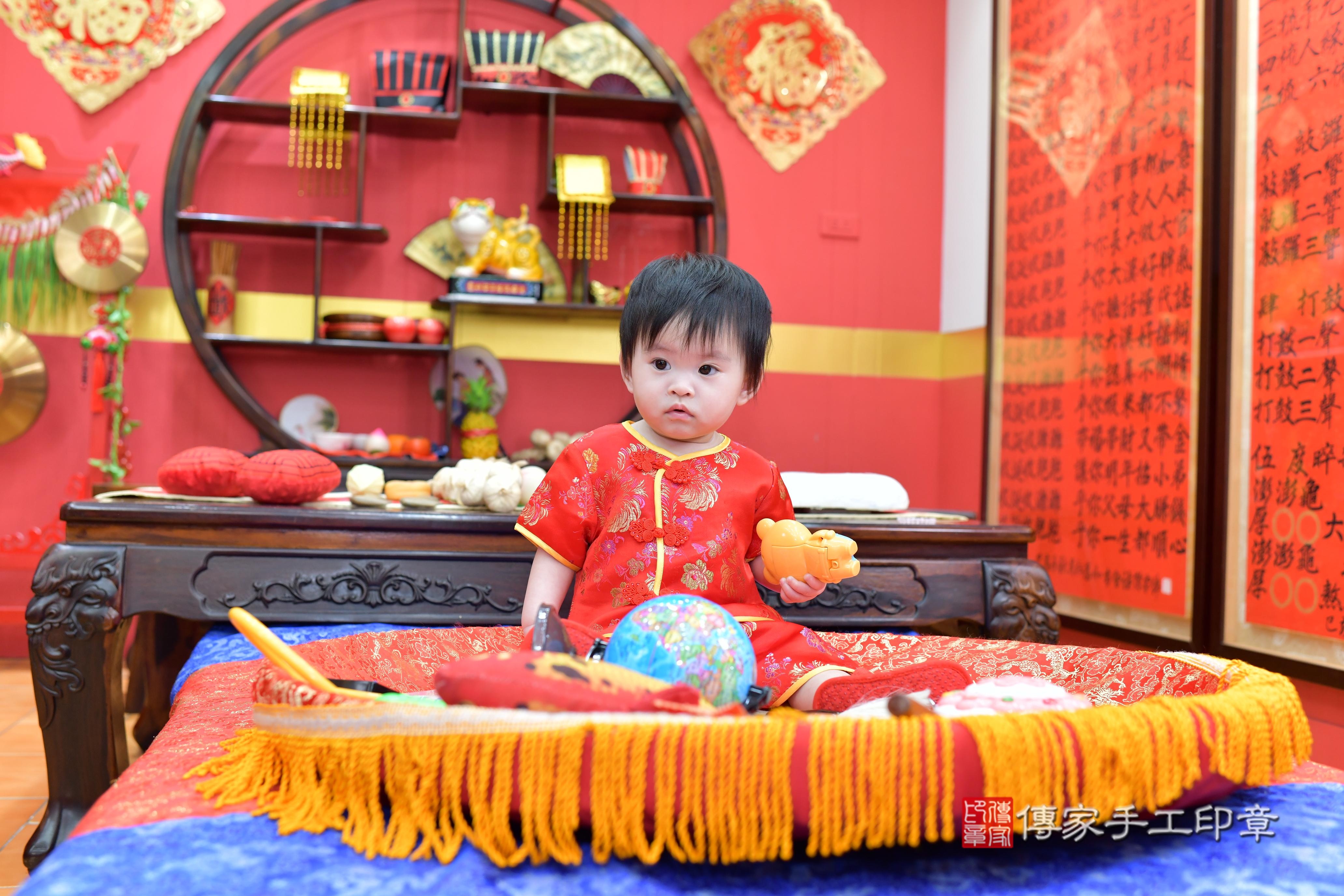傳家手工印章桃園店、抓周、度脺、美式風會場、傳家嬰兒古禮、吉祥話、抓周道具物品24種、拍照。抓周證書。寶寶抓周、滿周歲、生日快樂、祝福 傳家手工印章桃園店、抓周、度脺、美式風會場、傳家嬰兒古禮、吉祥話、抓周道具物品24種、拍照。抓周證書。寶寶抓周、滿周歲、生日快樂、祝福