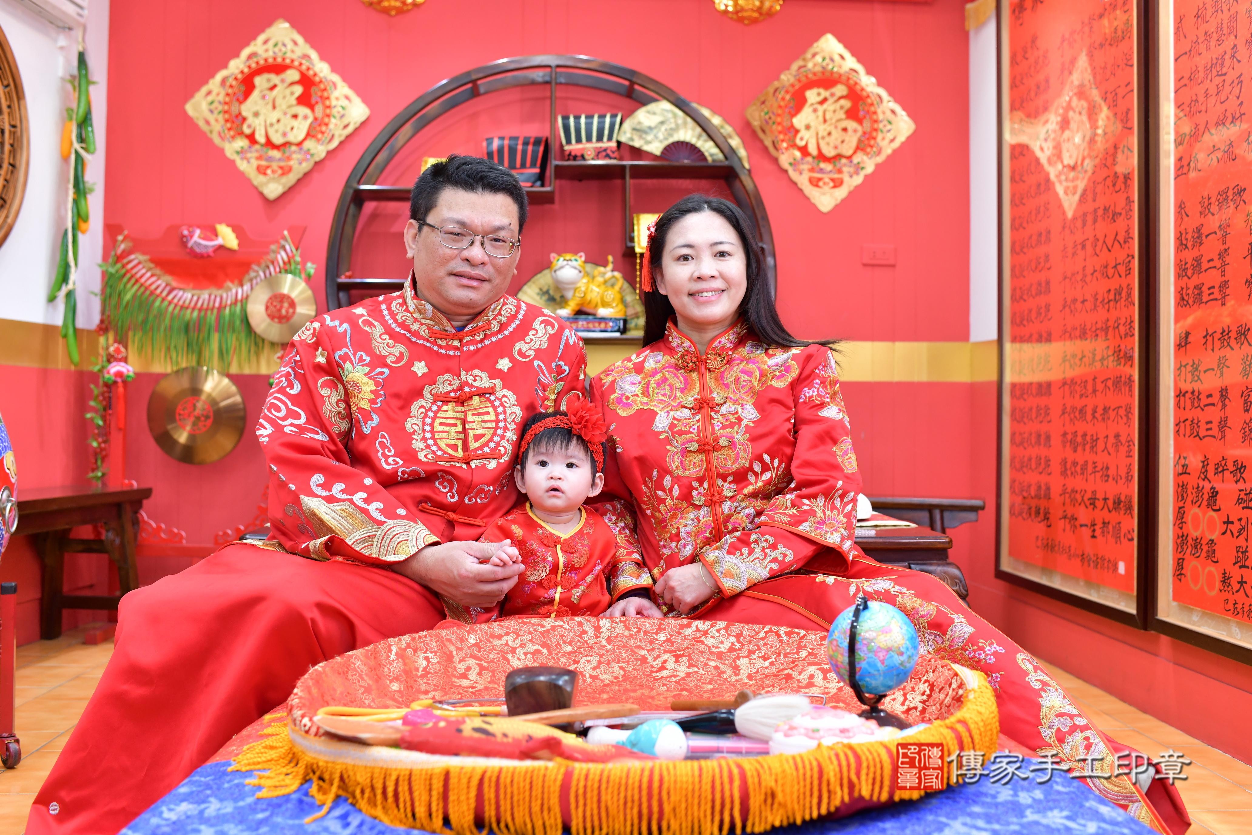 傳家手工印章桃園店、抓周、度脺、美式風會場、傳家嬰兒古禮、吉祥話、抓周道具物品24種、拍照。抓周證書。寶寶抓周、滿周歲、生日快樂、祝福 傳家手工印章桃園店、抓周、度脺、美式風會場、傳家嬰兒古禮、吉祥話、抓周道具物品24種、拍照。抓周證書。寶寶抓周、滿周歲、生日快樂、祝福