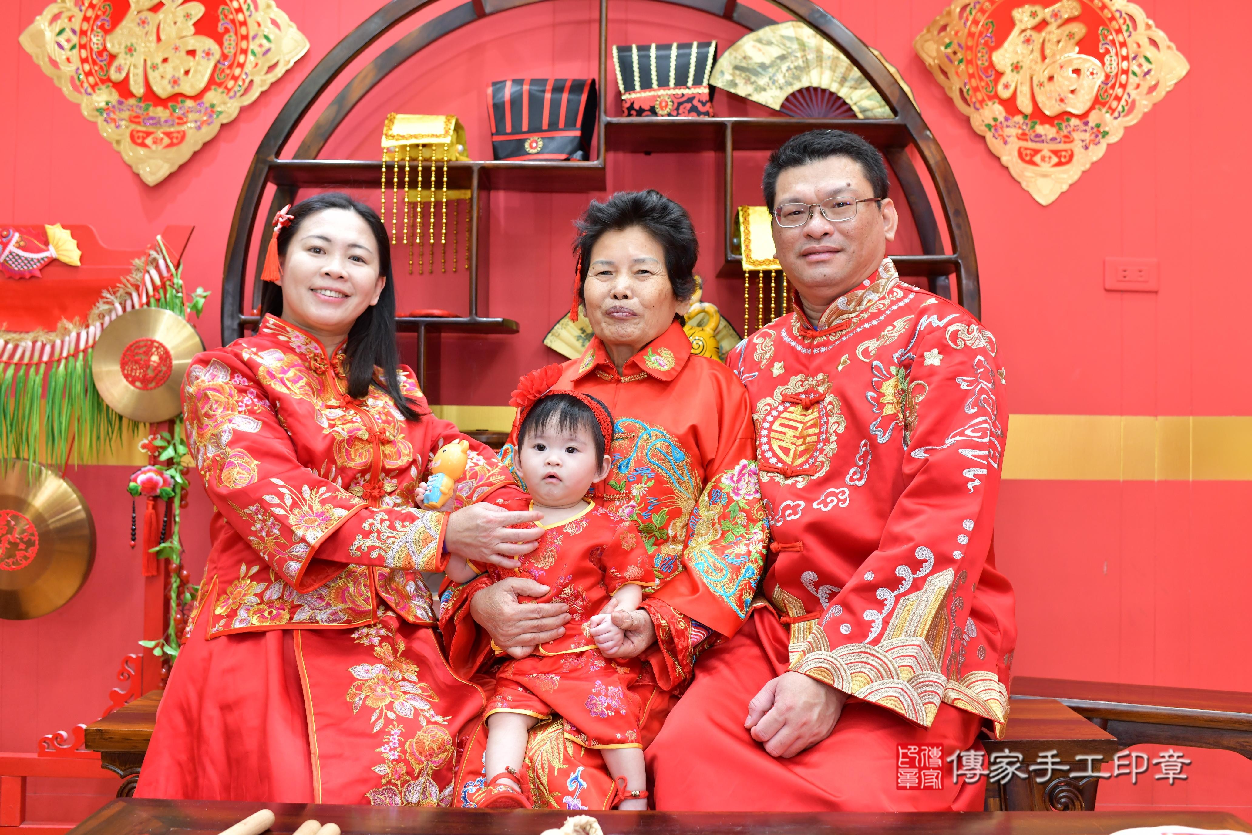 傳家手工印章桃園店、抓周、度脺、美式風會場、傳家嬰兒古禮、吉祥話、抓周道具物品24種、拍照。抓周證書。寶寶抓周、滿周歲、生日快樂、祝福 傳家手工印章桃園店、抓周、度脺、美式風會場、傳家嬰兒古禮、吉祥話、抓周道具物品24種、拍照。抓周證書。寶寶抓周、滿周歲、生日快樂、祝福