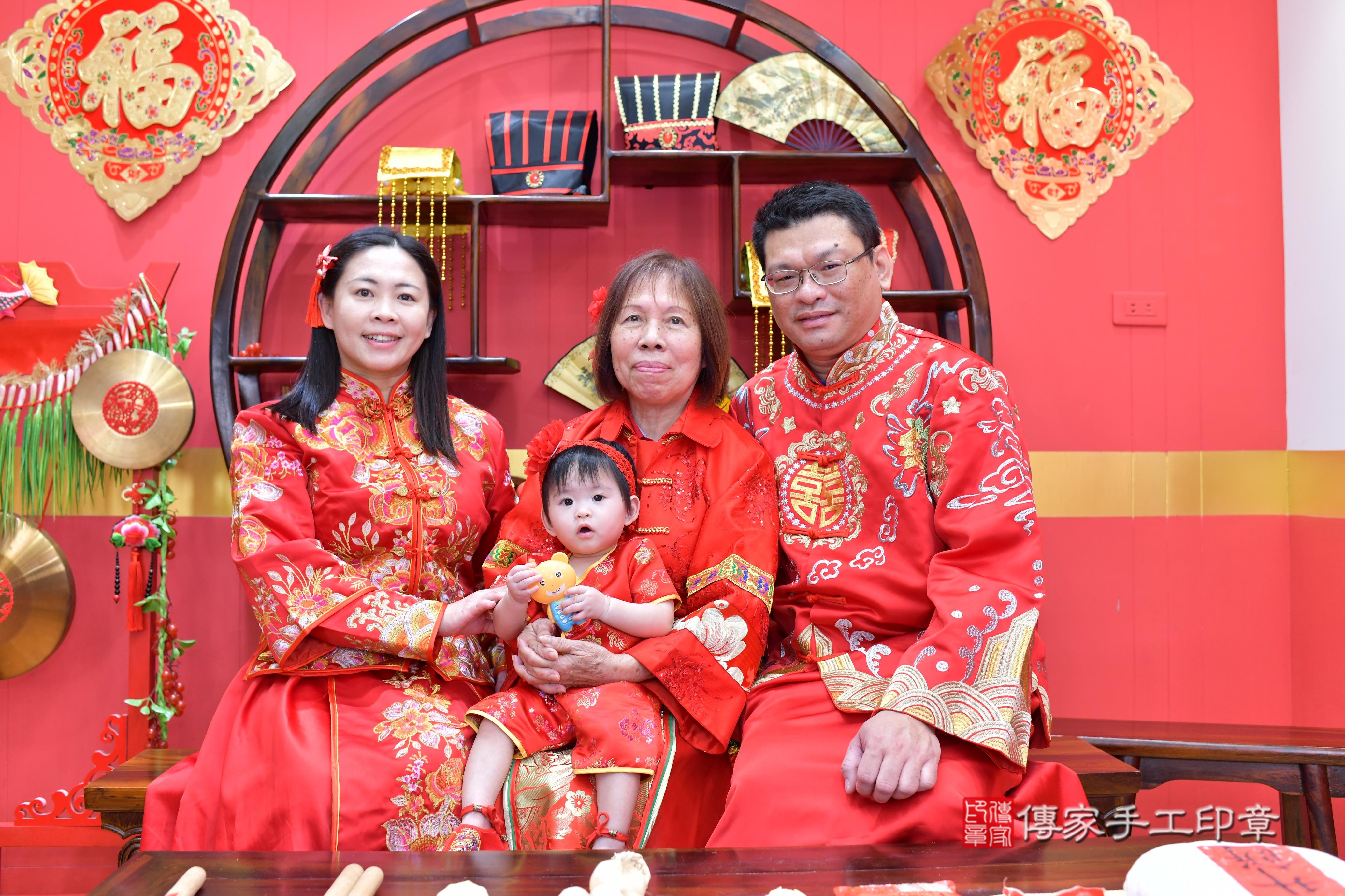 傳家手工印章桃園店、抓周、度脺、美式風會場、傳家嬰兒古禮、吉祥話、抓周道具物品24種、拍照。抓周證書。寶寶抓周、滿周歲、生日快樂、祝福 傳家手工印章桃園店、抓周、度脺、美式風會場、傳家嬰兒古禮、吉祥話、抓周道具物品24種、拍照。抓周證書。寶寶抓周、滿周歲、生日快樂、祝福