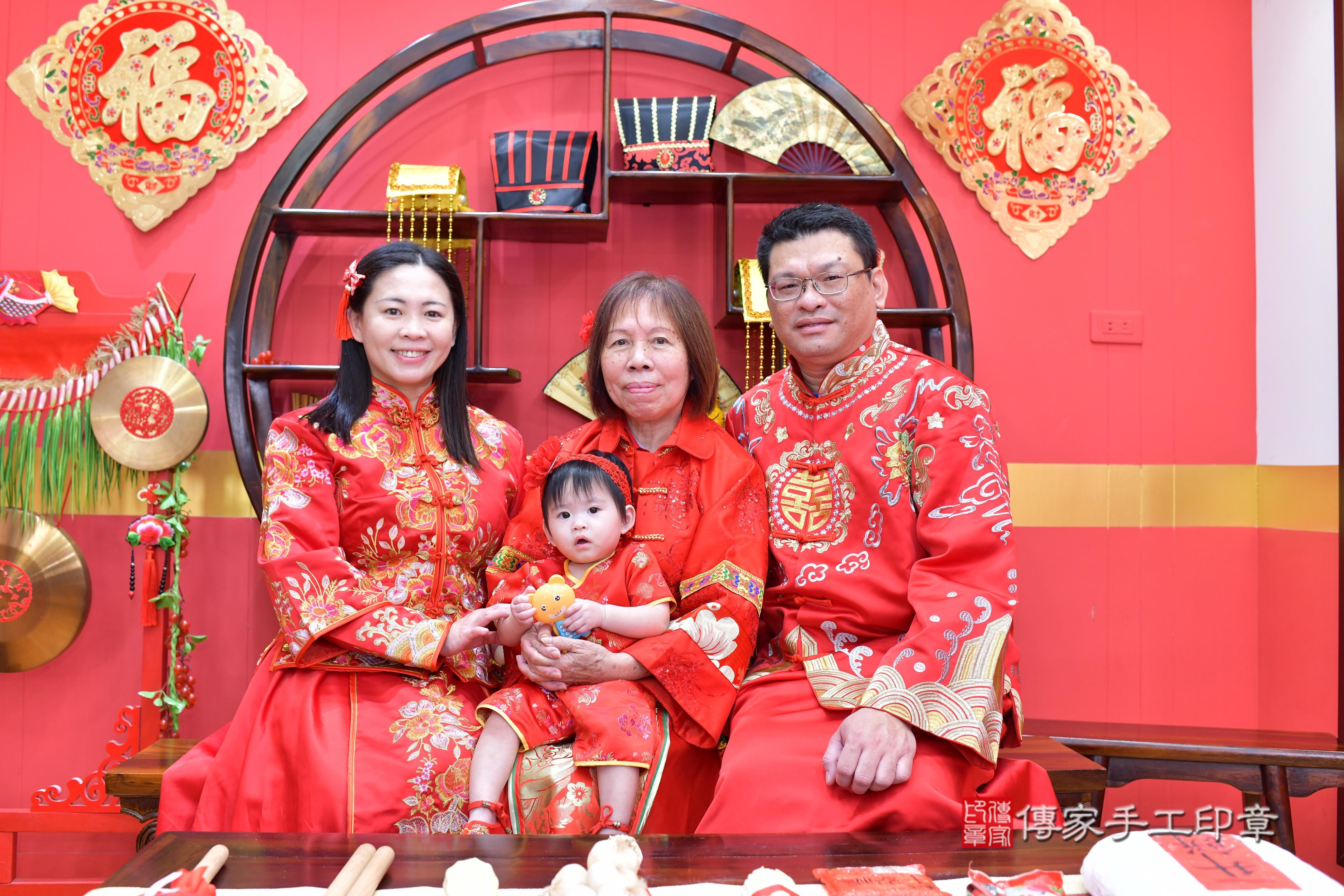 傳家手工印章桃園店、抓周、度脺、美式風會場、傳家嬰兒古禮、吉祥話、抓周道具物品24種、拍照。抓周證書。寶寶抓周、滿周歲、生日快樂、祝福 傳家手工印章桃園店、抓周、度脺、美式風會場、傳家嬰兒古禮、吉祥話、抓周道具物品24種、拍照。抓周證書。寶寶抓周、滿周歲、生日快樂、祝福