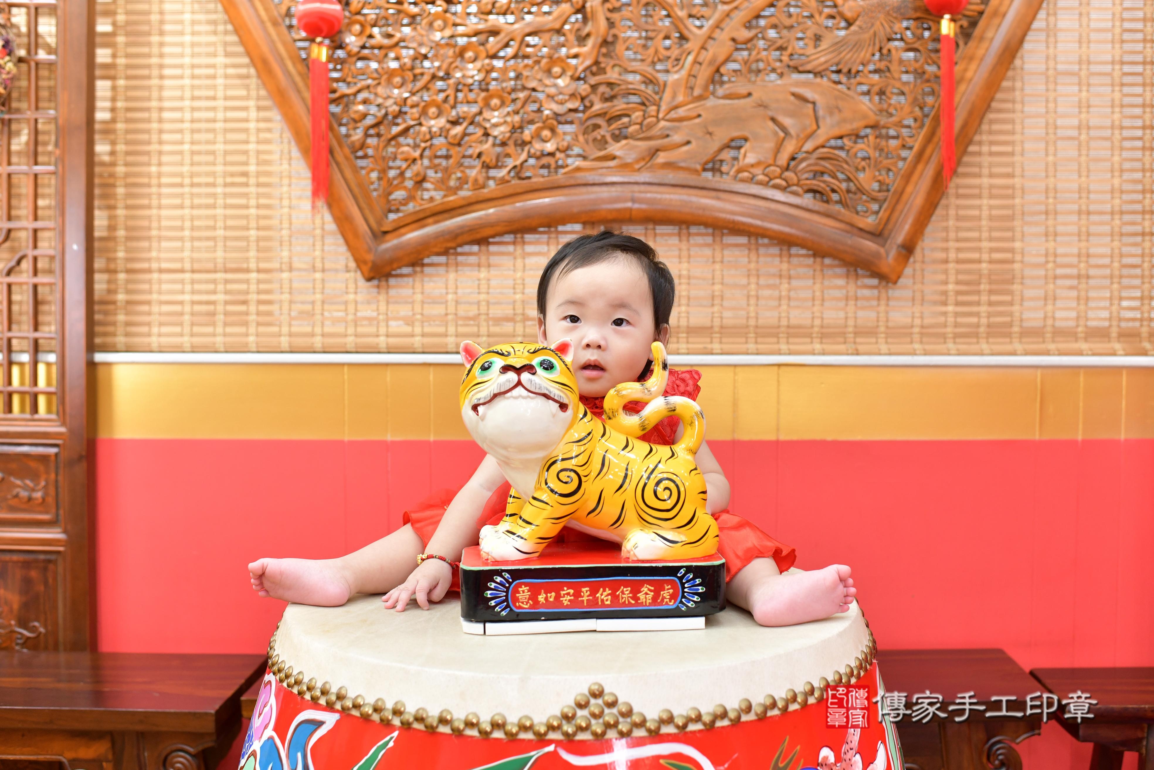 傳家手工印章桃園店、抓周、度脺、美式風會場、傳家嬰兒古禮、吉祥話、抓周道具物品24種、拍照。抓周證書。寶寶抓周、滿周歲、生日快樂、祝福 傳家手工印章桃園店、抓周、度脺、美式風會場、傳家嬰兒古禮、吉祥話、抓周道具物品24種、拍照。抓周證書。寶寶抓周、滿周歲、生日快樂、祝福