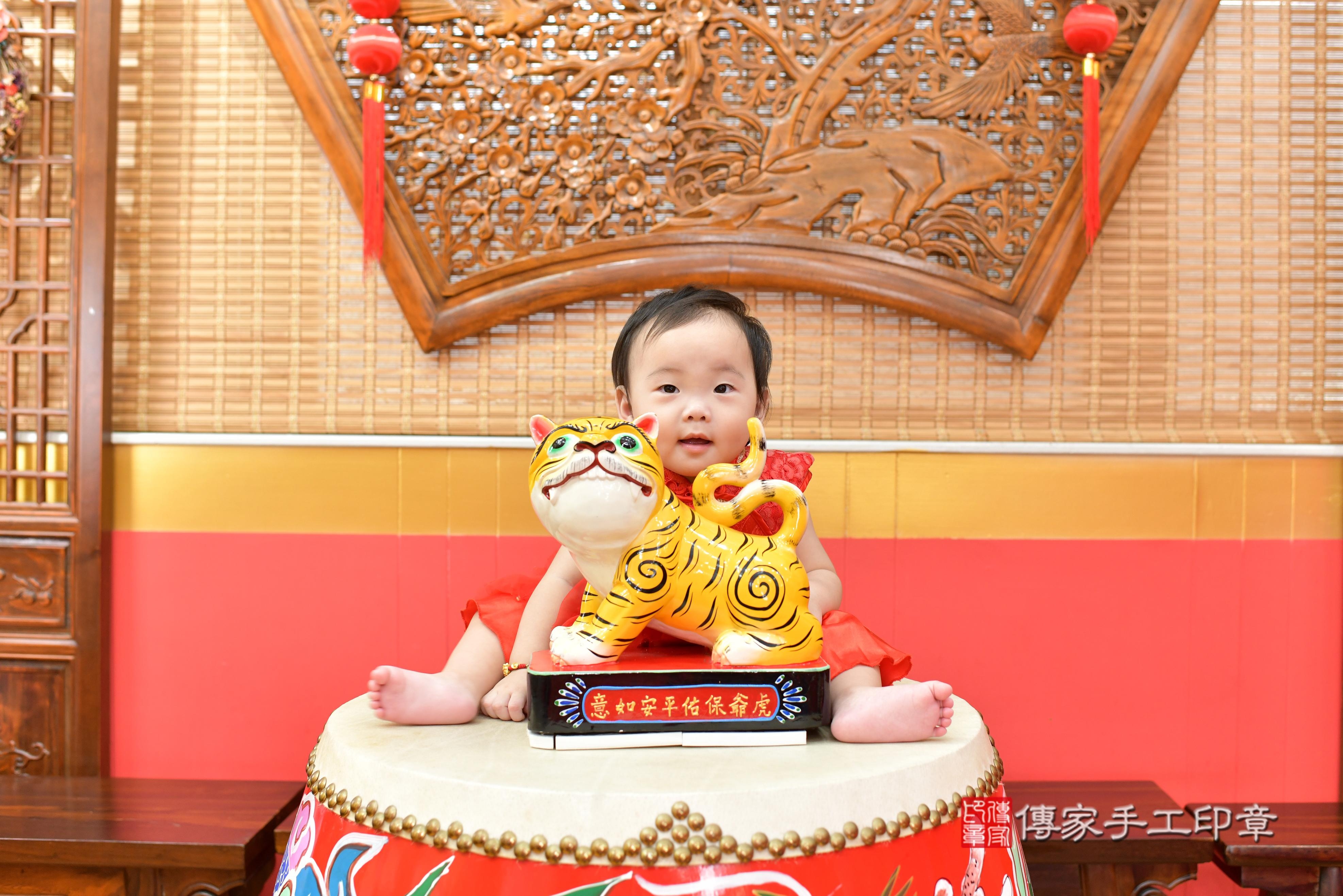 傳家手工印章桃園店、抓周、度脺、美式風會場、傳家嬰兒古禮、吉祥話、抓周道具物品24種、拍照。抓周證書。寶寶抓周、滿周歲、生日快樂、祝福 傳家手工印章桃園店、抓周、度脺、美式風會場、傳家嬰兒古禮、吉祥話、抓周道具物品24種、拍照。抓周證書。寶寶抓周、滿周歲、生日快樂、祝福