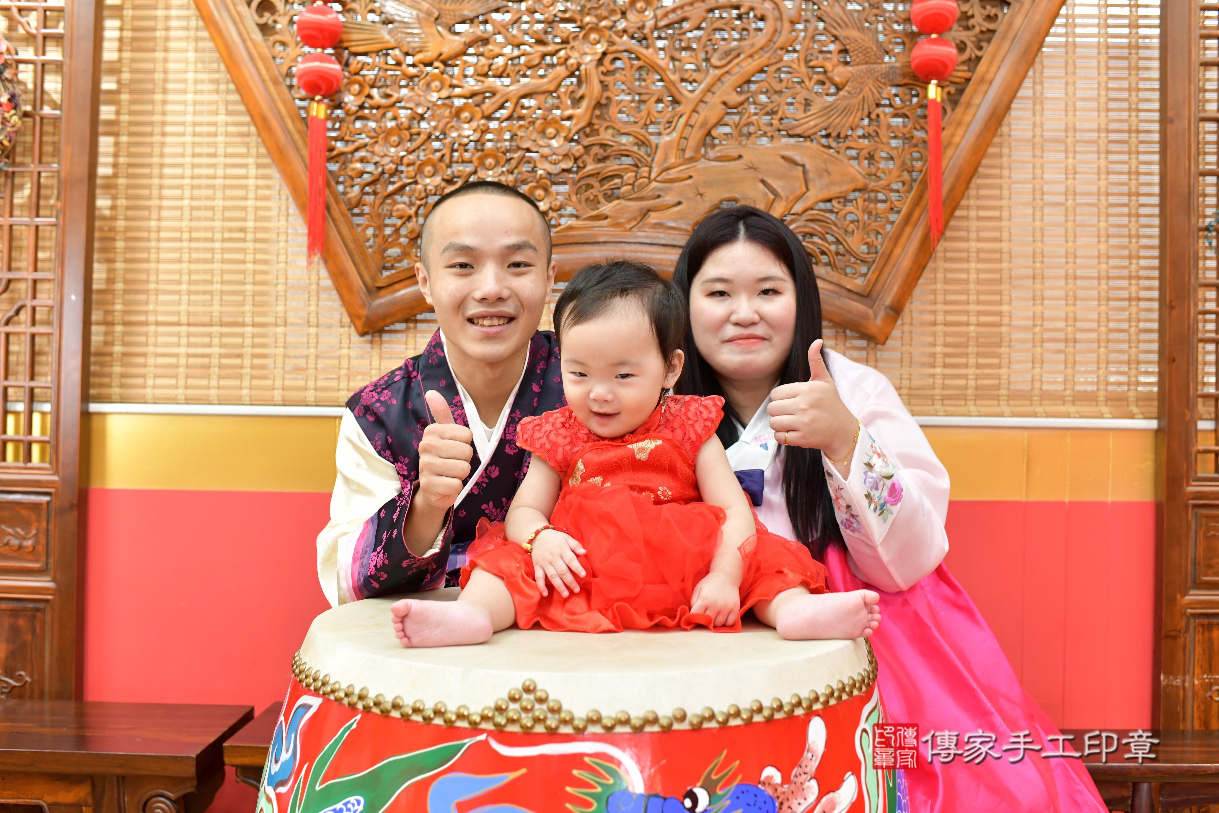 傳家手工印章桃園店、抓周、度脺、美式風會場、傳家嬰兒古禮、吉祥話、抓周道具物品24種、拍照。抓周證書。寶寶抓周、滿周歲、生日快樂、祝福 傳家手工印章桃園店、抓周、度脺、美式風會場、傳家嬰兒古禮、吉祥話、抓周道具物品24種、拍照。抓周證書。寶寶抓周、滿周歲、生日快樂、祝福
