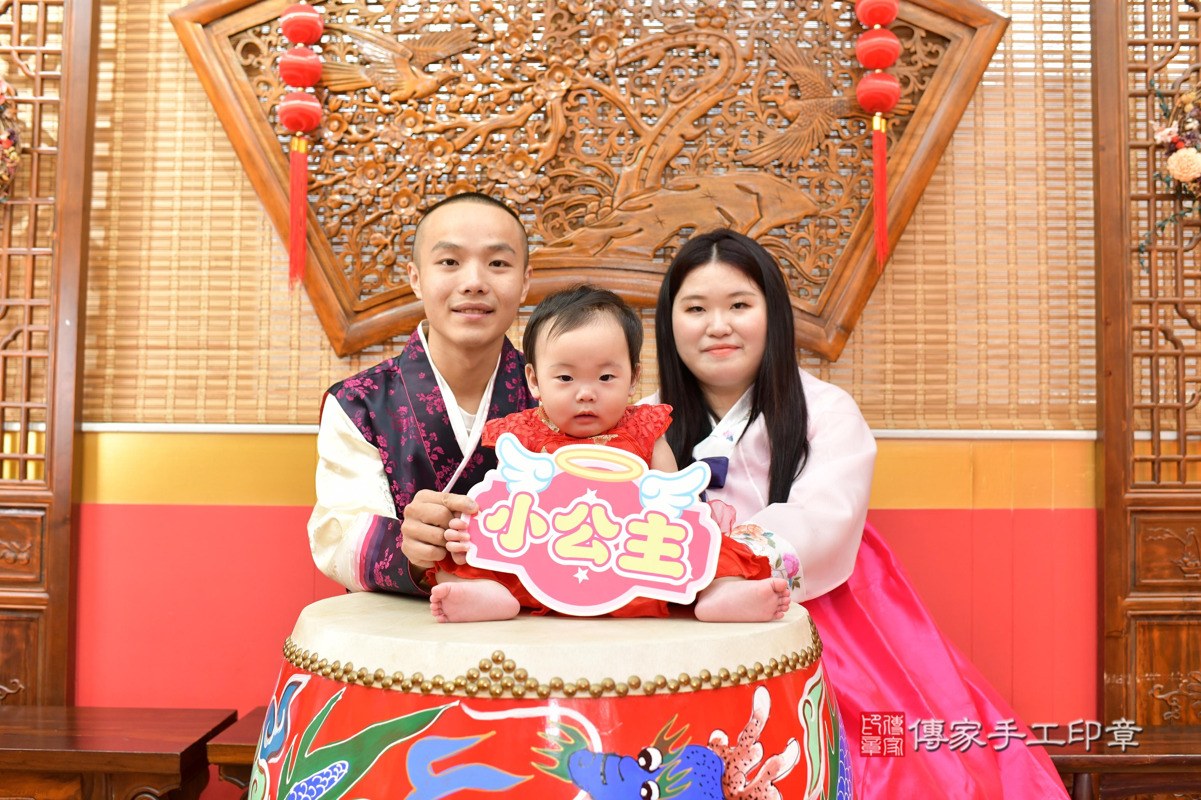 傳家手工印章桃園店、抓周、度脺、美式風會場、傳家嬰兒古禮、吉祥話、抓周道具物品24種、拍照。抓周證書。寶寶抓周、滿周歲、生日快樂、祝福 傳家手工印章桃園店、抓周、度脺、美式風會場、傳家嬰兒古禮、吉祥話、抓周道具物品24種、拍照。抓周證書。寶寶抓周、滿周歲、生日快樂、祝福
