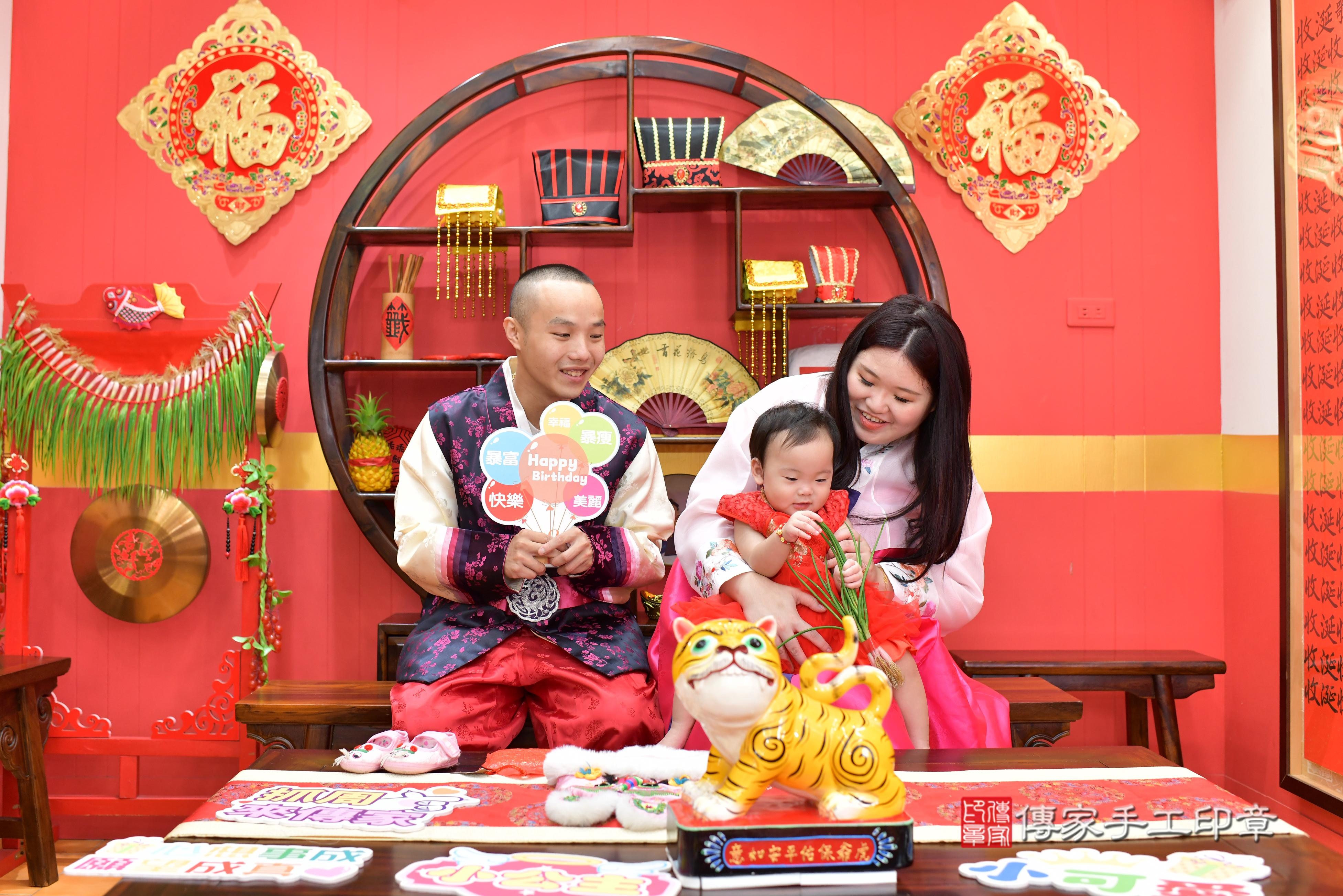 傳家手工印章桃園店、抓周、度脺、美式風會場、傳家嬰兒古禮、吉祥話、抓周道具物品24種、拍照。抓周證書。寶寶抓周、滿周歲、生日快樂、祝福 傳家手工印章桃園店、抓周、度脺、美式風會場、傳家嬰兒古禮、吉祥話、抓周道具物品24種、拍照。抓周證書。寶寶抓周、滿周歲、生日快樂、祝福