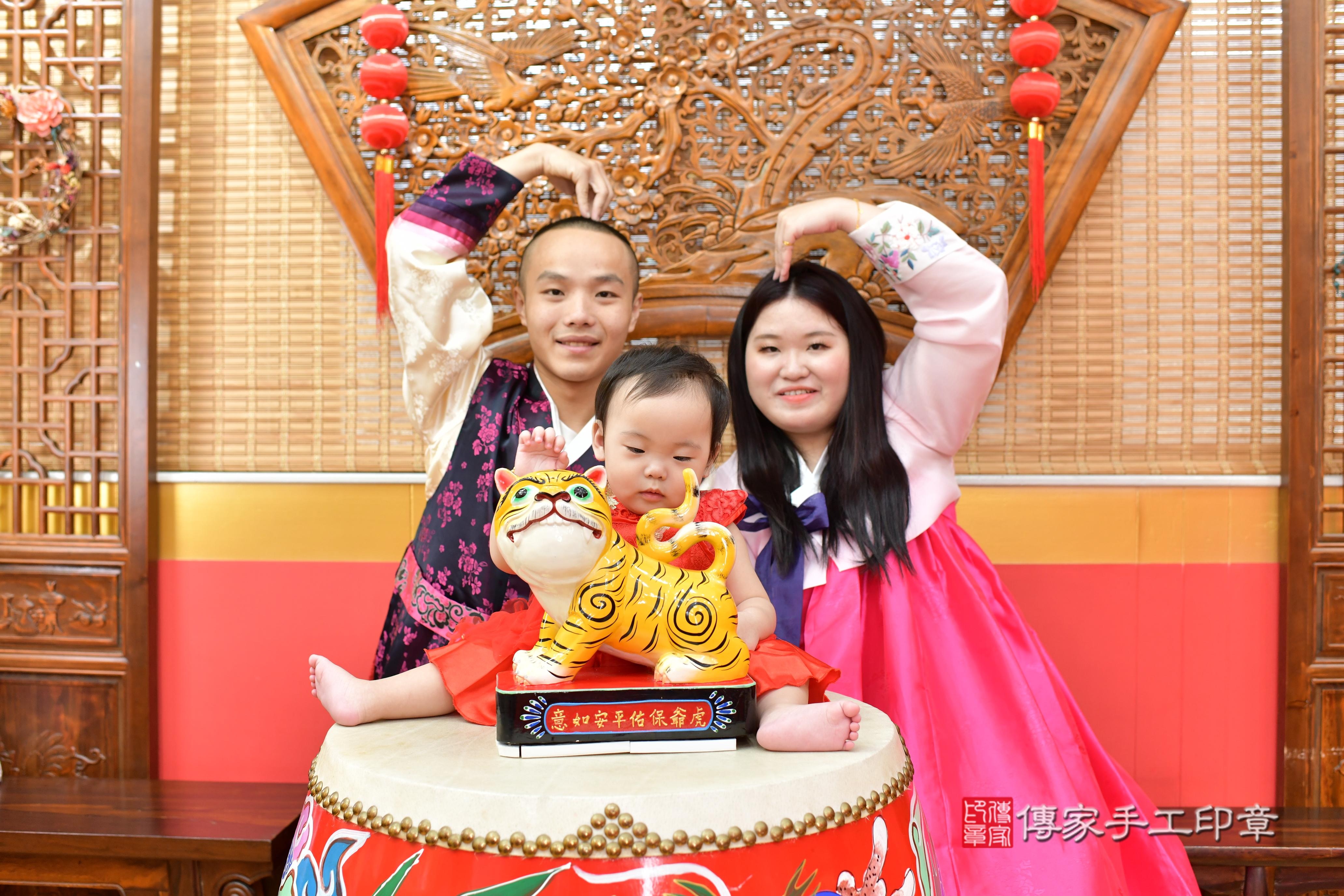 傳家手工印章桃園店、抓周、度脺、美式風會場、傳家嬰兒古禮、吉祥話、抓周道具物品24種、拍照。抓周證書。寶寶抓周、滿周歲、生日快樂、祝福 傳家手工印章桃園店、抓周、度脺、美式風會場、傳家嬰兒古禮、吉祥話、抓周道具物品24種、拍照。抓周證書。寶寶抓周、滿周歲、生日快樂、祝福