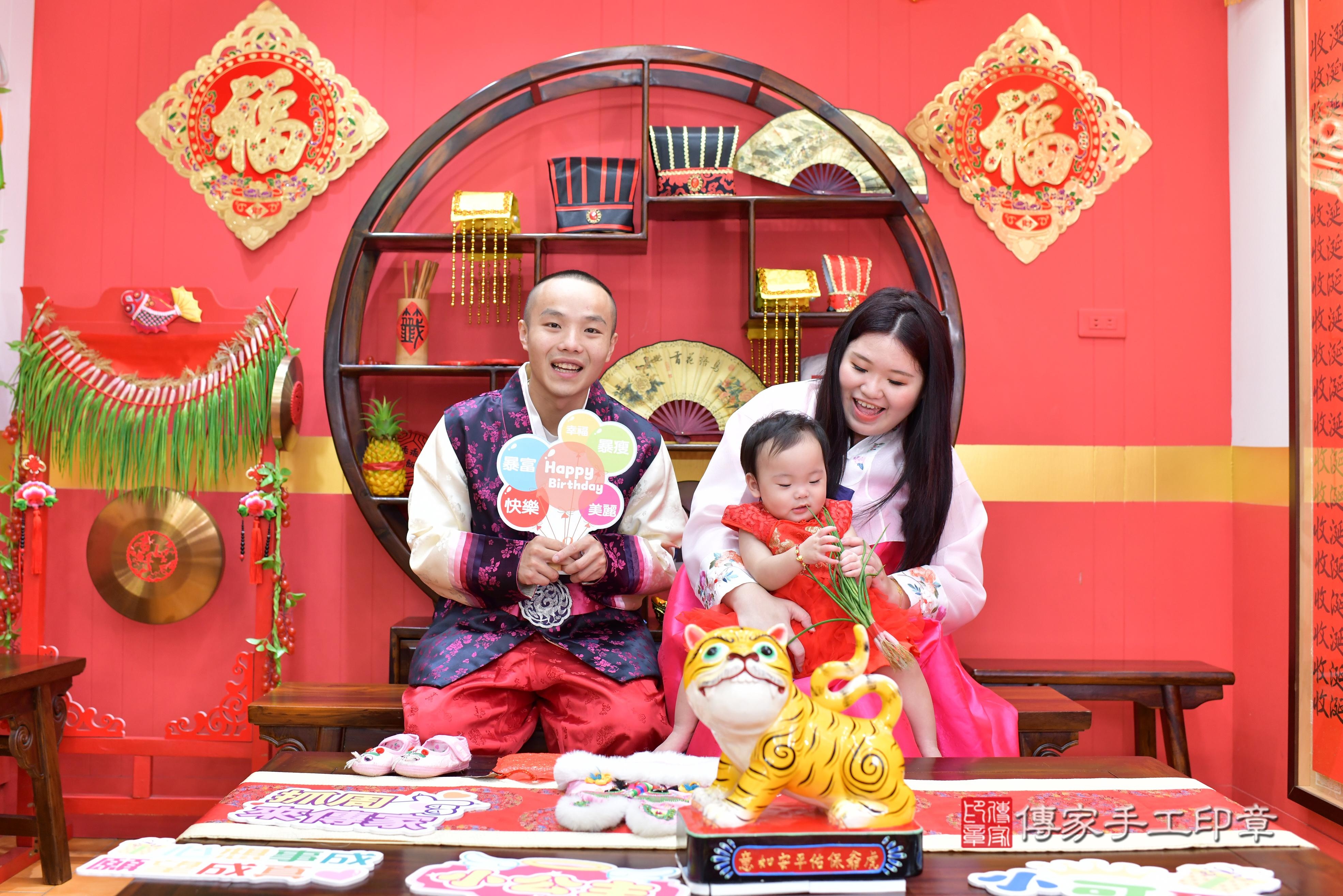 傳家手工印章桃園店、抓周、度脺、美式風會場、傳家嬰兒古禮、吉祥話、抓周道具物品24種、拍照。抓周證書。寶寶抓周、滿周歲、生日快樂、祝福 傳家手工印章桃園店、抓周、度脺、美式風會場、傳家嬰兒古禮、吉祥話、抓周道具物品24種、拍照。抓周證書。寶寶抓周、滿周歲、生日快樂、祝福
