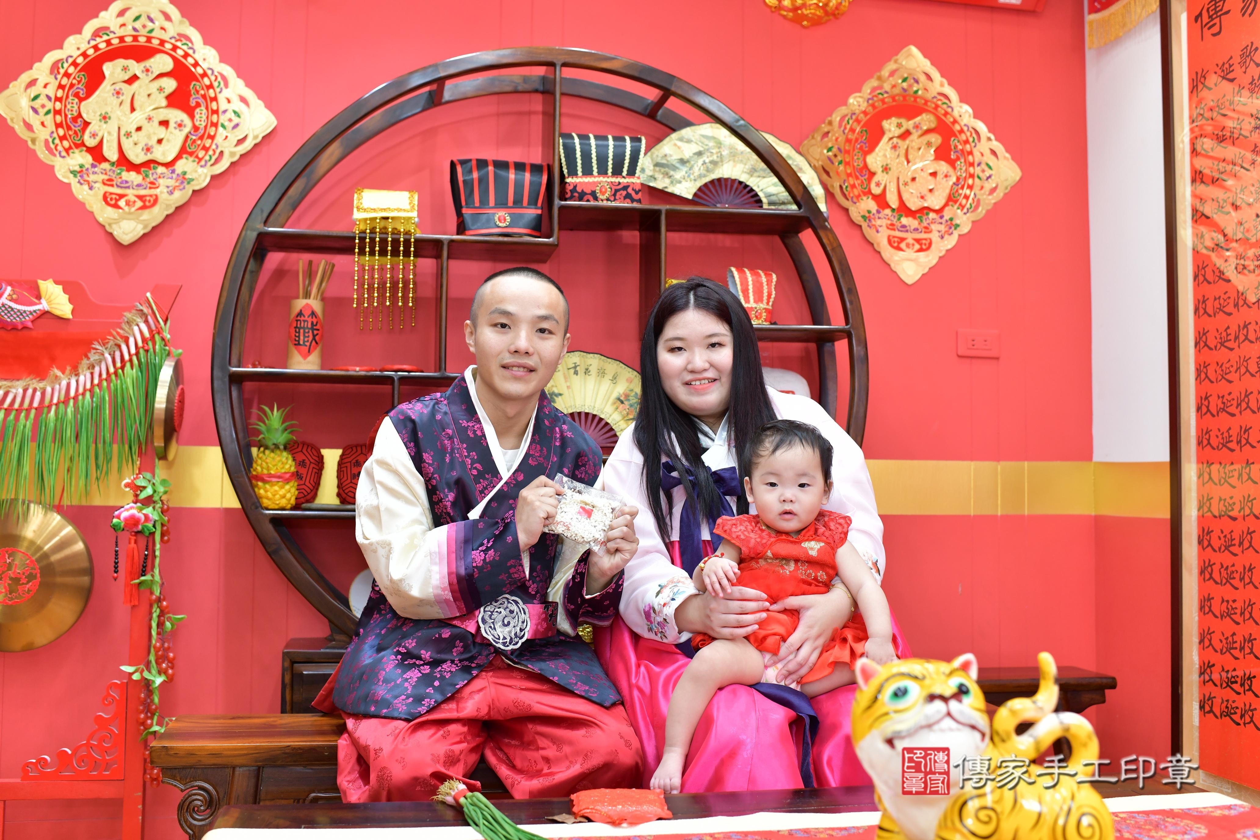 傳家手工印章桃園店、抓周、度脺、美式風會場、傳家嬰兒古禮、吉祥話、抓周道具物品24種、拍照。抓周證書。寶寶抓周、滿周歲、生日快樂、祝福 傳家手工印章桃園店、抓周、度脺、美式風會場、傳家嬰兒古禮、吉祥話、抓周道具物品24種、拍照。抓周證書。寶寶抓周、滿周歲、生日快樂、祝福