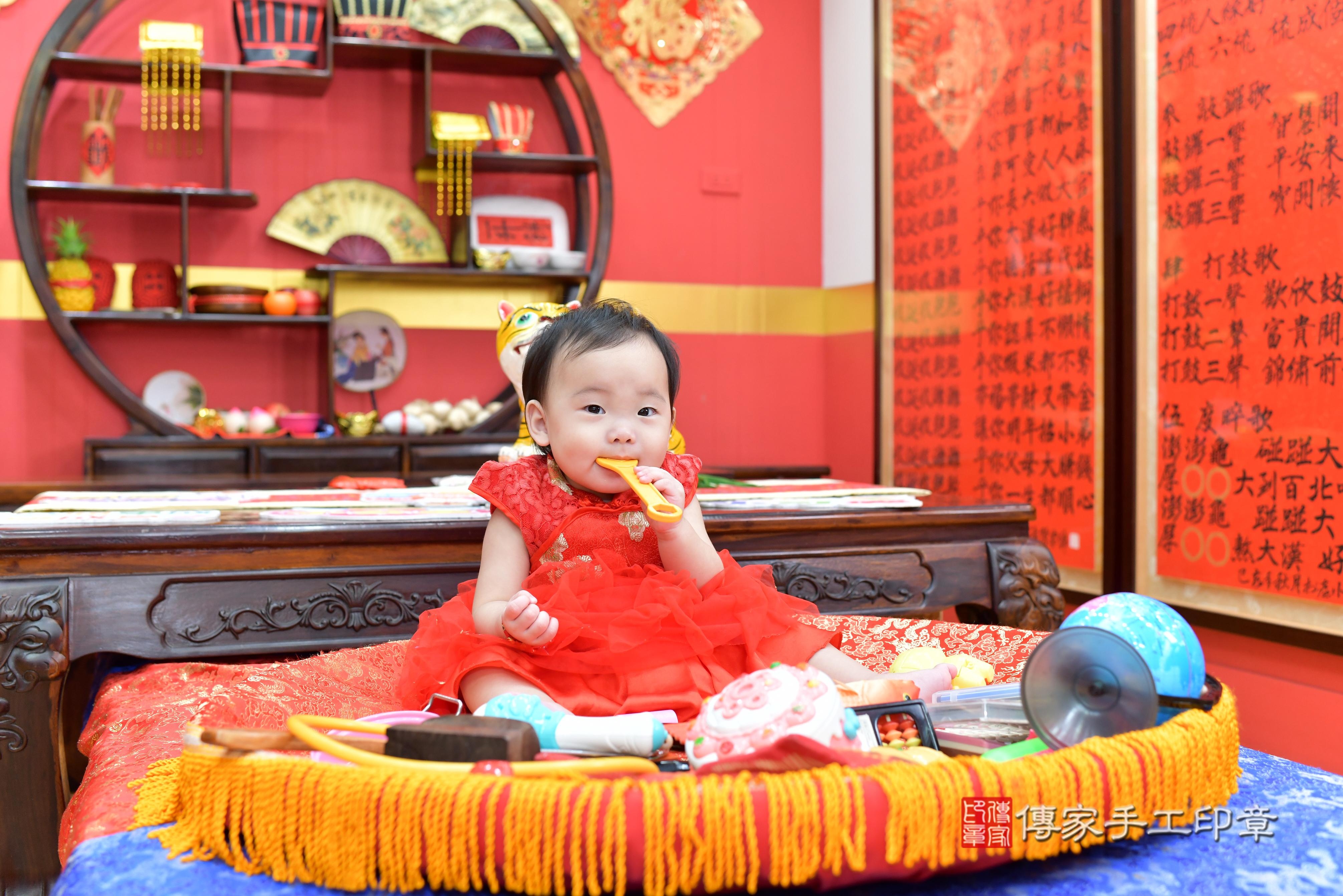 傳家手工印章桃園店、抓周、度脺、美式風會場、傳家嬰兒古禮、吉祥話、抓周道具物品24種、拍照。抓周證書。寶寶抓周、滿周歲、生日快樂、祝福 傳家手工印章桃園店、抓周、度脺、美式風會場、傳家嬰兒古禮、吉祥話、抓周道具物品24種、拍照。抓周證書。寶寶抓周、滿周歲、生日快樂、祝福