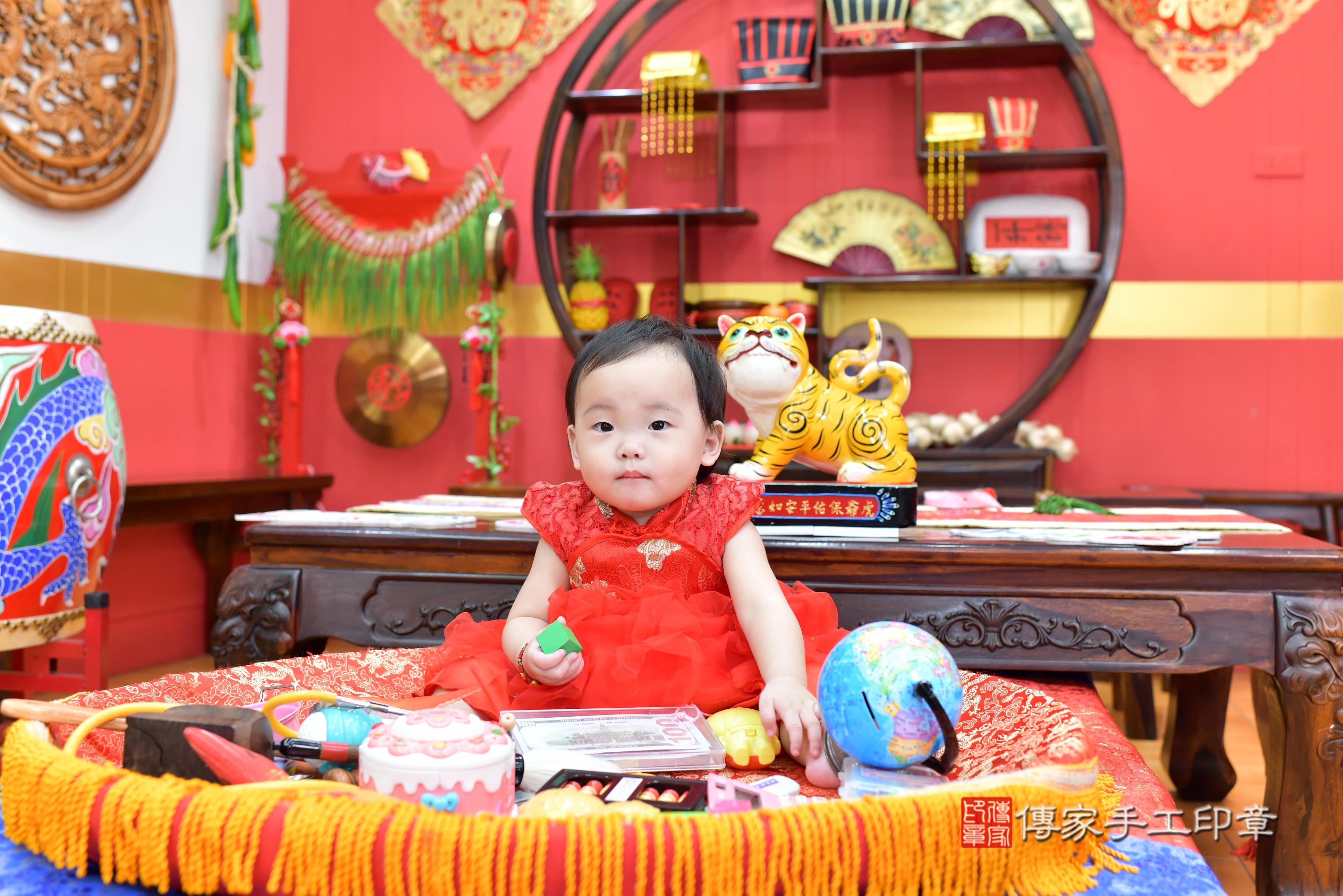 傳家手工印章桃園店、抓周、度脺、美式風會場、傳家嬰兒古禮、吉祥話、抓周道具物品24種、拍照。抓周證書。寶寶抓周、滿周歲、生日快樂、祝福 傳家手工印章桃園店、抓周、度脺、美式風會場、傳家嬰兒古禮、吉祥話、抓周道具物品24種、拍照。抓周證書。寶寶抓周、滿周歲、生日快樂、祝福