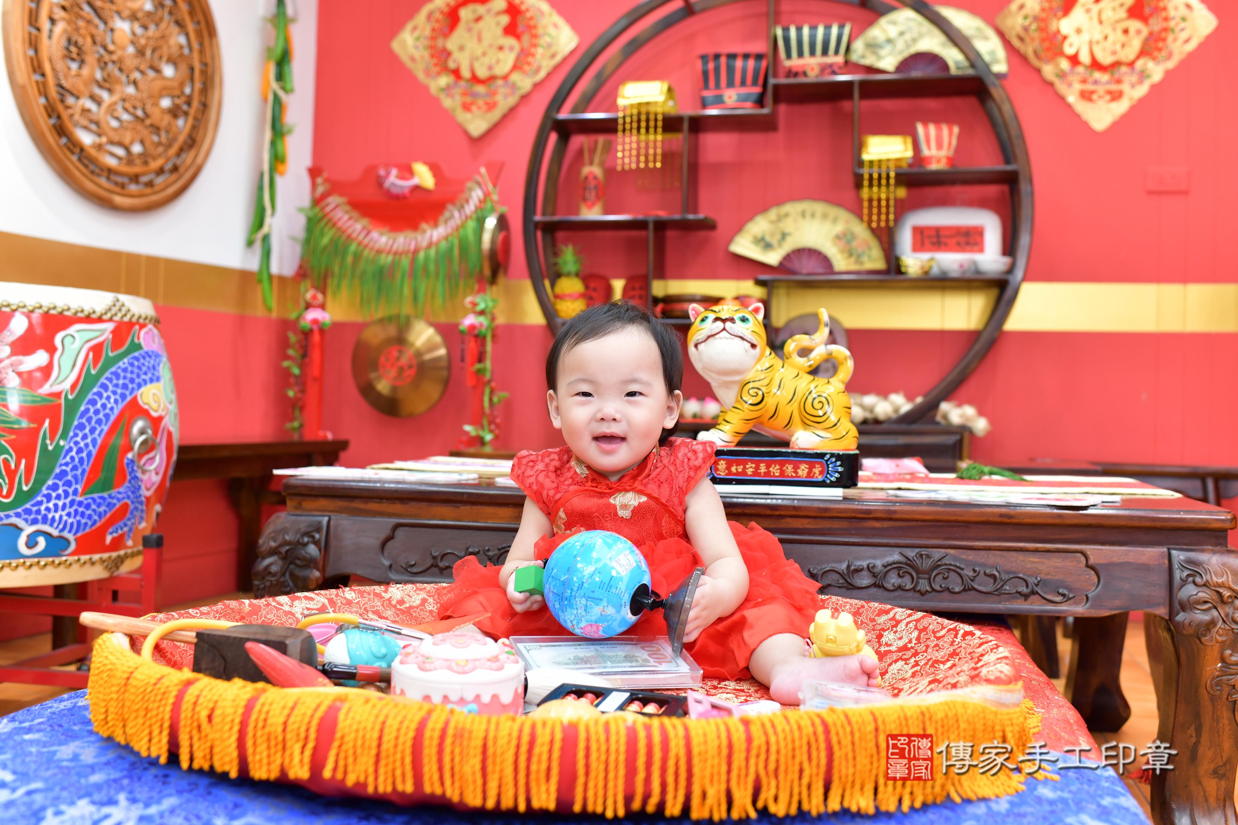 傳家手工印章桃園店、抓周、度脺、美式風會場、傳家嬰兒古禮、吉祥話、抓周道具物品24種、拍照。抓周證書。寶寶抓周、滿周歲、生日快樂、祝福 傳家手工印章桃園店、抓周、度脺、美式風會場、傳家嬰兒古禮、吉祥話、抓周道具物品24種、拍照。抓周證書。寶寶抓周、滿周歲、生日快樂、祝福