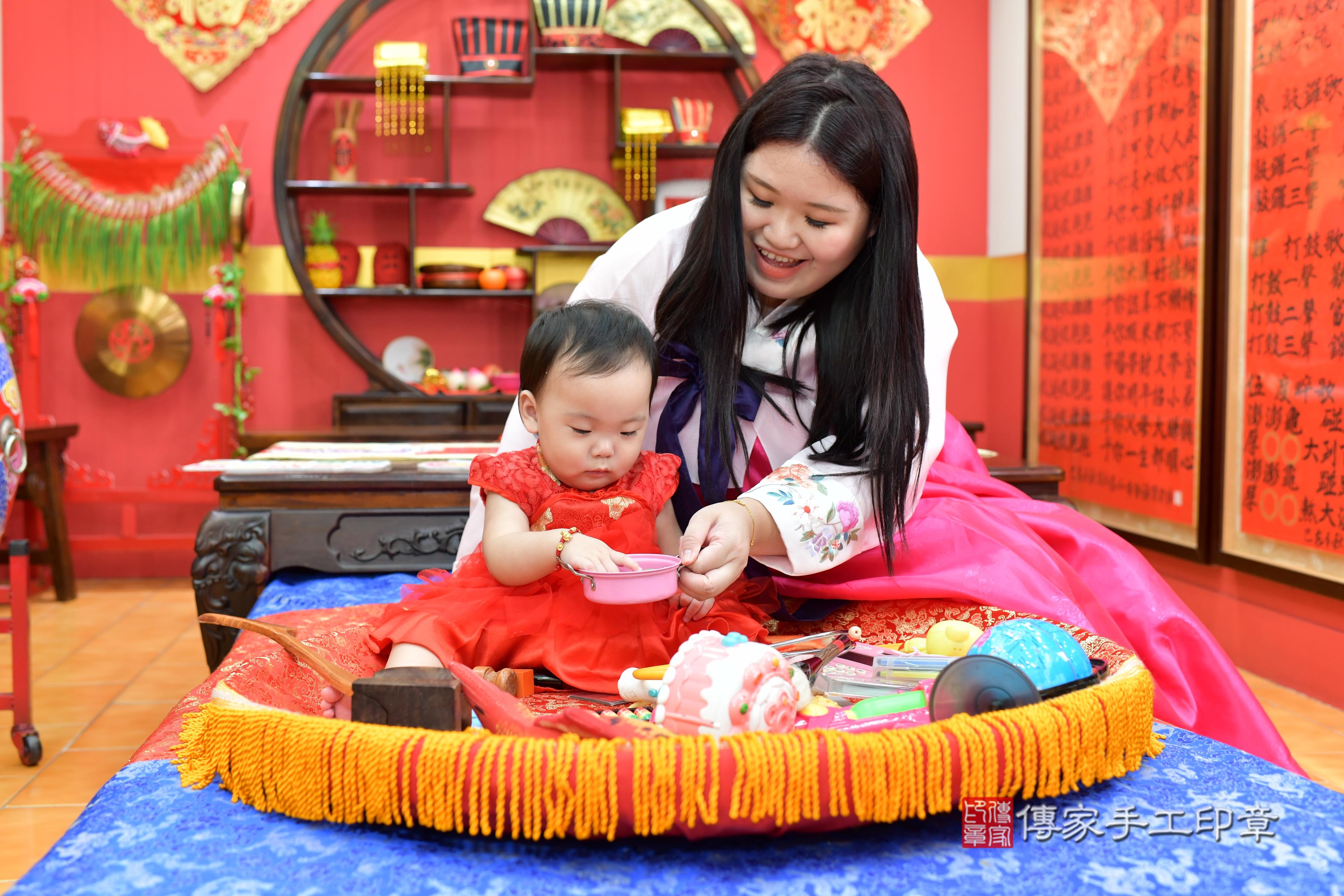 傳家手工印章桃園店、抓周、度脺、美式風會場、傳家嬰兒古禮、吉祥話、抓周道具物品24種、拍照。抓周證書。寶寶抓周、滿周歲、生日快樂、祝福 傳家手工印章桃園店、抓周、度脺、美式風會場、傳家嬰兒古禮、吉祥話、抓周道具物品24種、拍照。抓周證書。寶寶抓周、滿周歲、生日快樂、祝福