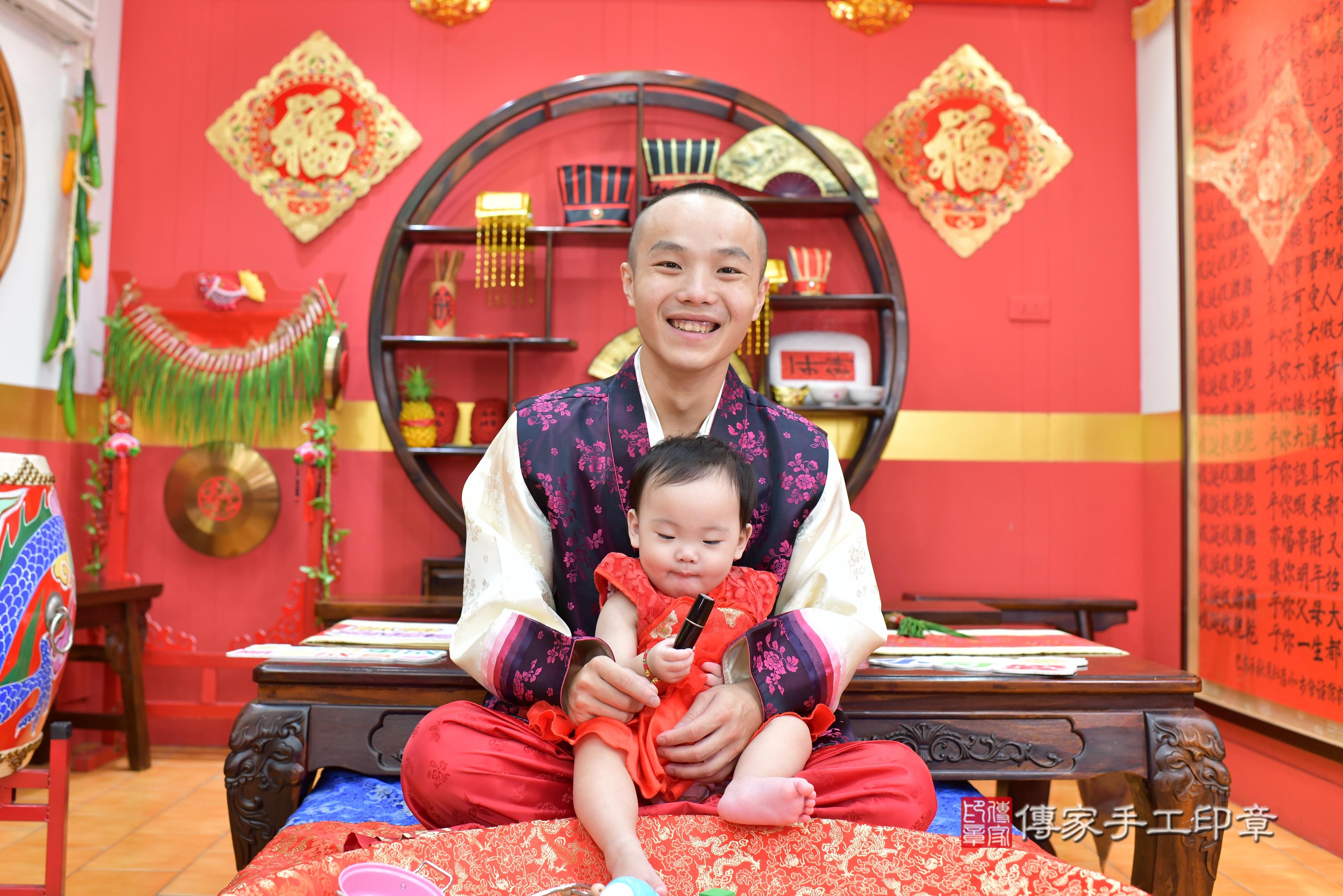 傳家手工印章桃園店、抓周、度脺、美式風會場、傳家嬰兒古禮、吉祥話、抓周道具物品24種、拍照。抓周證書。寶寶抓周、滿周歲、生日快樂、祝福 傳家手工印章桃園店、抓周、度脺、美式風會場、傳家嬰兒古禮、吉祥話、抓周道具物品24種、拍照。抓周證書。寶寶抓周、滿周歲、生日快樂、祝福
