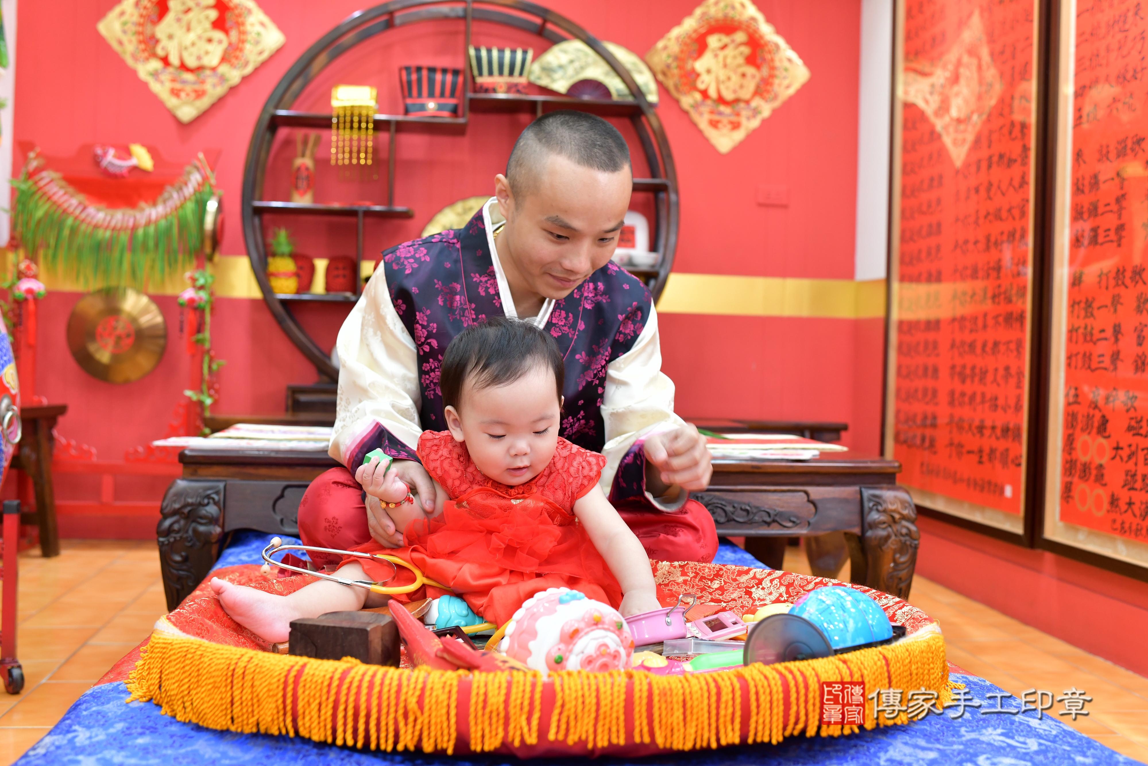 傳家手工印章桃園店、抓周、度脺、美式風會場、傳家嬰兒古禮、吉祥話、抓周道具物品24種、拍照。抓周證書。寶寶抓周、滿周歲、生日快樂、祝福 傳家手工印章桃園店、抓周、度脺、美式風會場、傳家嬰兒古禮、吉祥話、抓周道具物品24種、拍照。抓周證書。寶寶抓周、滿周歲、生日快樂、祝福