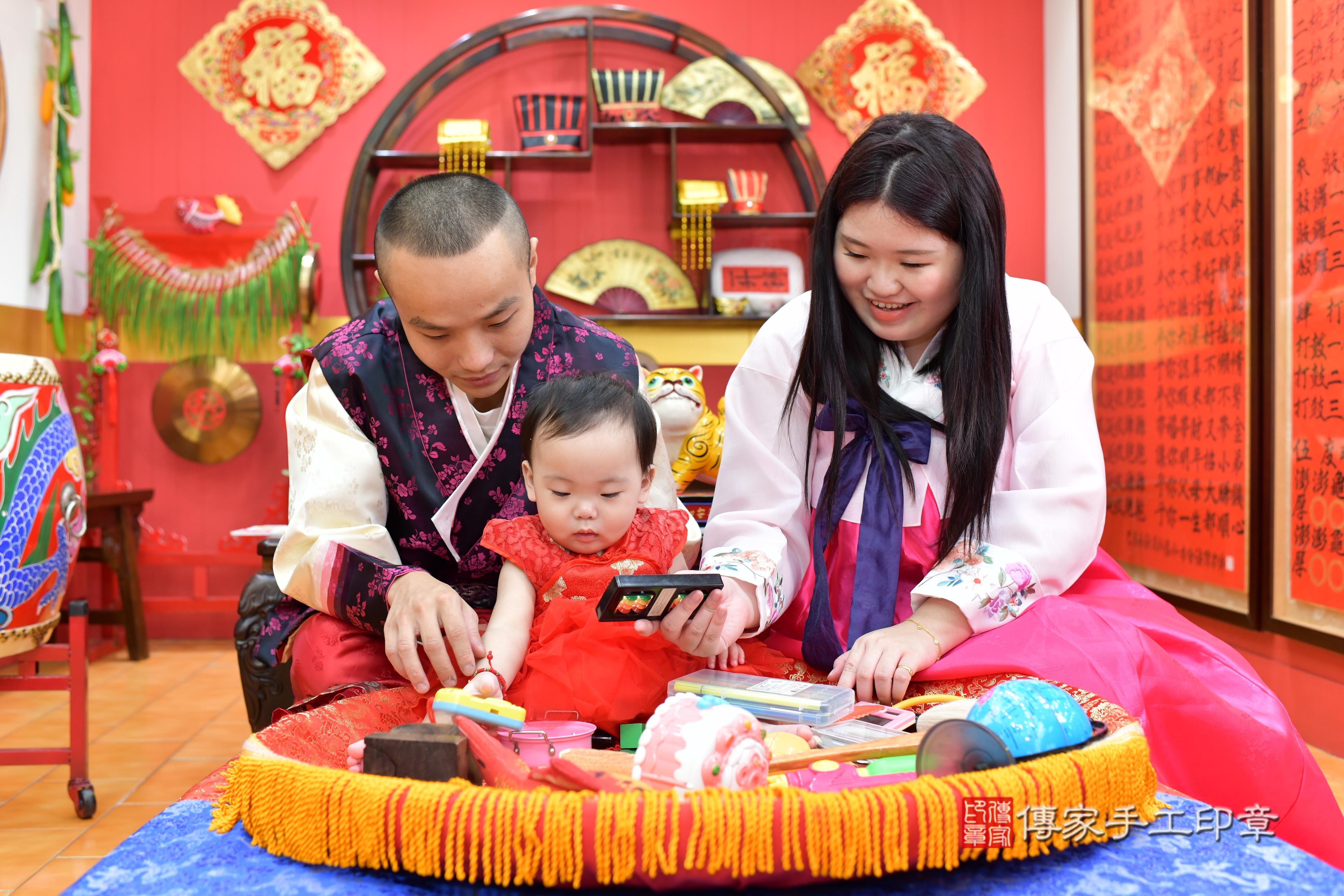 傳家手工印章桃園店、抓周、度脺、美式風會場、傳家嬰兒古禮、吉祥話、抓周道具物品24種、拍照。抓周證書。寶寶抓周、滿周歲、生日快樂、祝福 傳家手工印章桃園店、抓周、度脺、美式風會場、傳家嬰兒古禮、吉祥話、抓周道具物品24種、拍照。抓周證書。寶寶抓周、滿周歲、生日快樂、祝福