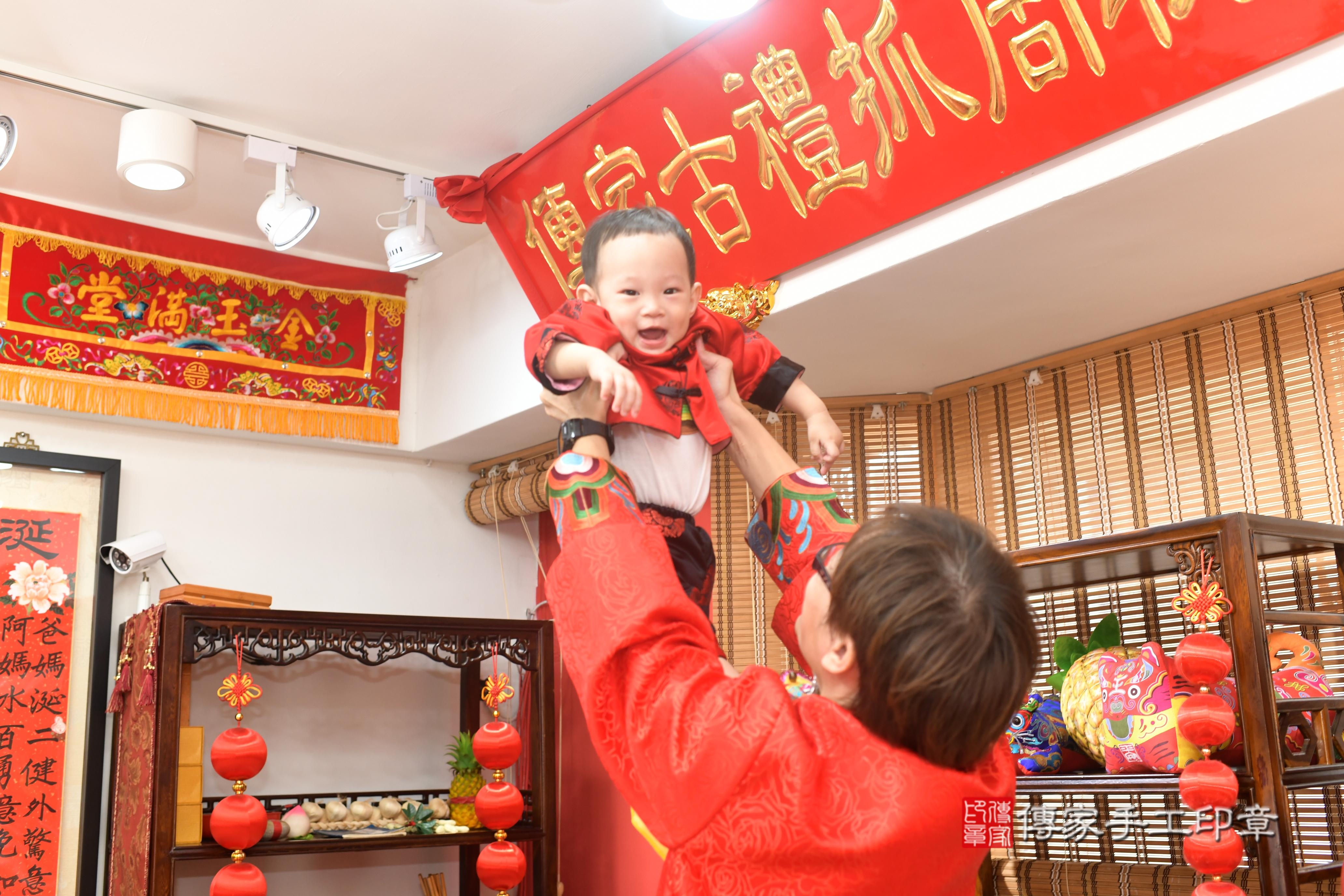 傳家手工印章高雄店、抓周、度脺、美式風會場、傳家嬰兒古禮、吉祥話、抓周道具物品24種、拍照。抓周證書。寶寶抓周、滿周歲、生日快樂、祝福 傳家手工印章高雄店、抓周、度脺、美式風會場、傳家嬰兒古禮、吉祥話、抓周道具物品24種、拍照。抓周證書。寶寶抓周、滿周歲、生日快樂、祝福