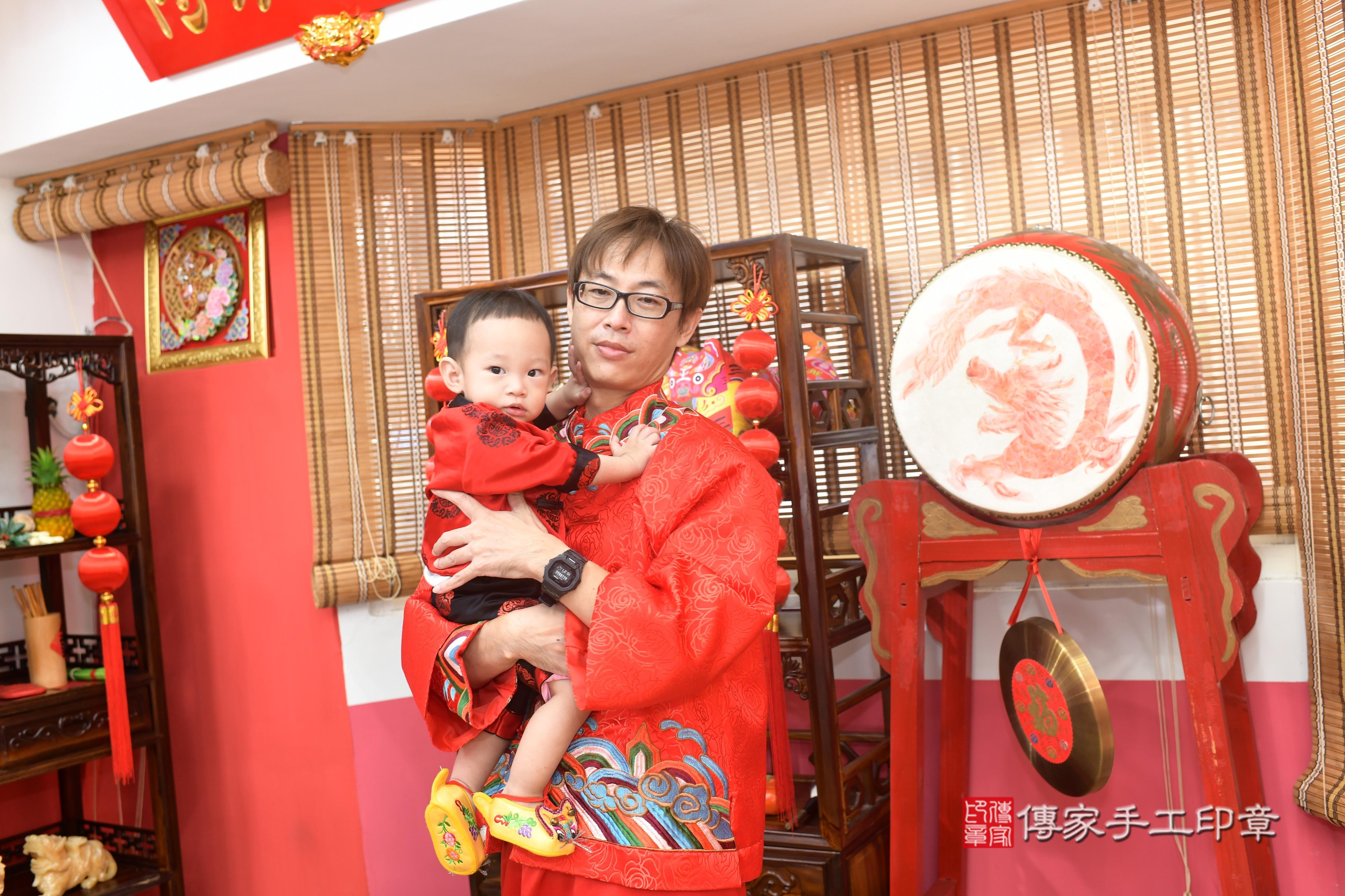 傳家手工印章高雄店、抓周、度脺、美式風會場、傳家嬰兒古禮、吉祥話、抓周道具物品24種、拍照。抓周證書。寶寶抓周、滿周歲、生日快樂、祝福 傳家手工印章高雄店、抓周、度脺、美式風會場、傳家嬰兒古禮、吉祥話、抓周道具物品24種、拍照。抓周證書。寶寶抓周、滿周歲、生日快樂、祝福