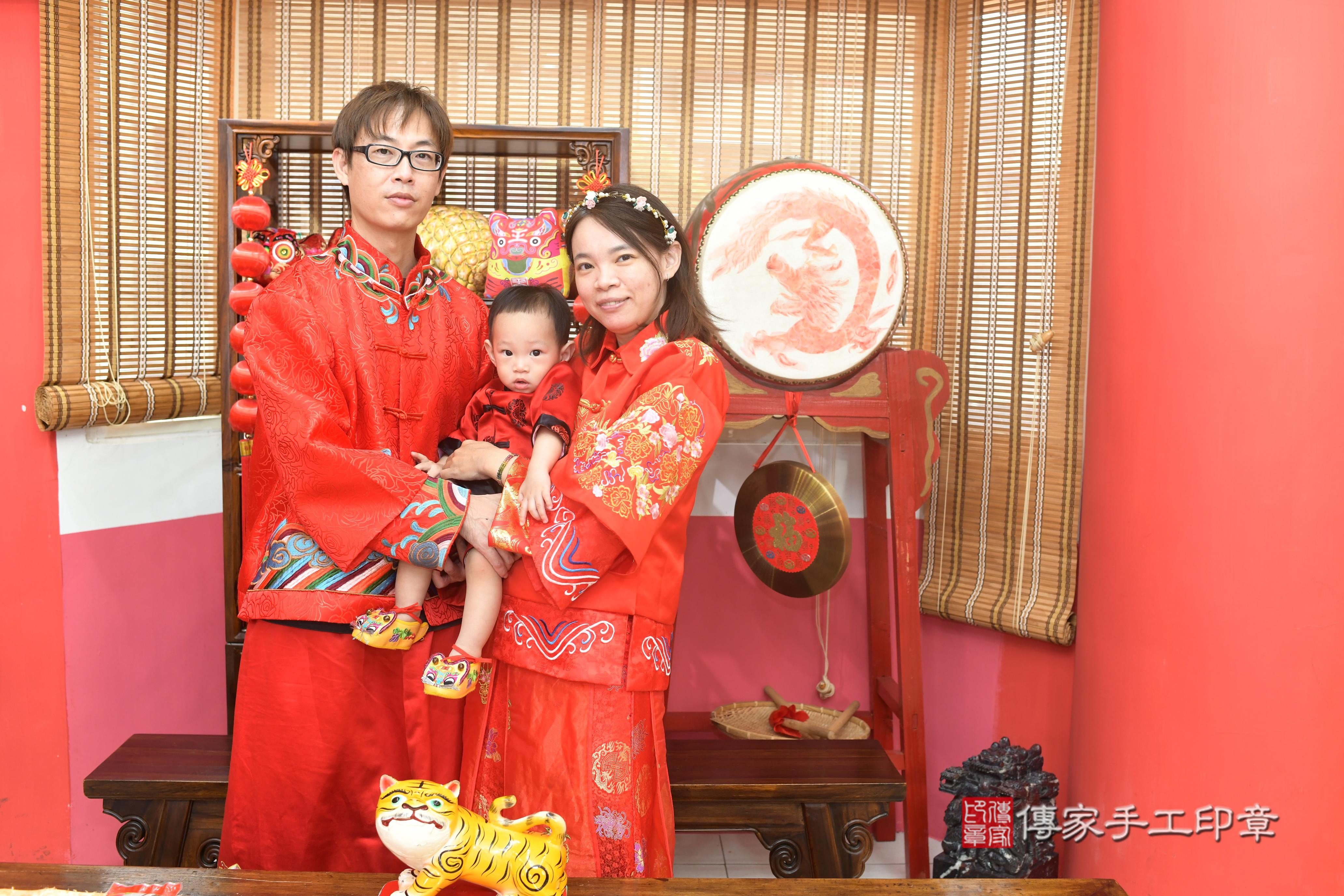 傳家手工印章高雄店、抓周、度脺、美式風會場、傳家嬰兒古禮、吉祥話、抓周道具物品24種、拍照。抓周證書。寶寶抓周、滿周歲、生日快樂、祝福 傳家手工印章高雄店、抓周、度脺、美式風會場、傳家嬰兒古禮、吉祥話、抓周道具物品24種、拍照。抓周證書。寶寶抓周、滿周歲、生日快樂、祝福