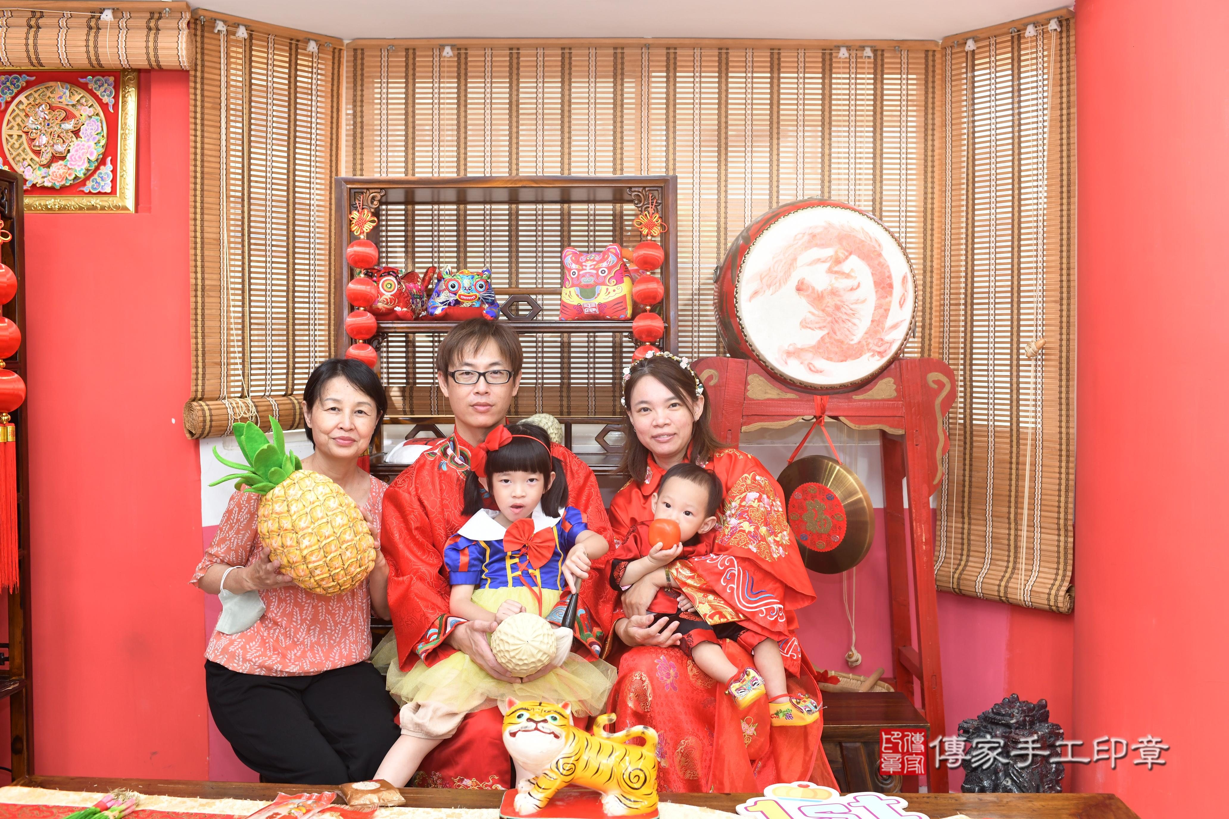 傳家手工印章高雄店、抓周、度脺、美式風會場、傳家嬰兒古禮、吉祥話、抓周道具物品24種、拍照。抓周證書。寶寶抓周、滿周歲、生日快樂、祝福 傳家手工印章高雄店、抓周、度脺、美式風會場、傳家嬰兒古禮、吉祥話、抓周道具物品24種、拍照。抓周證書。寶寶抓周、滿周歲、生日快樂、祝福