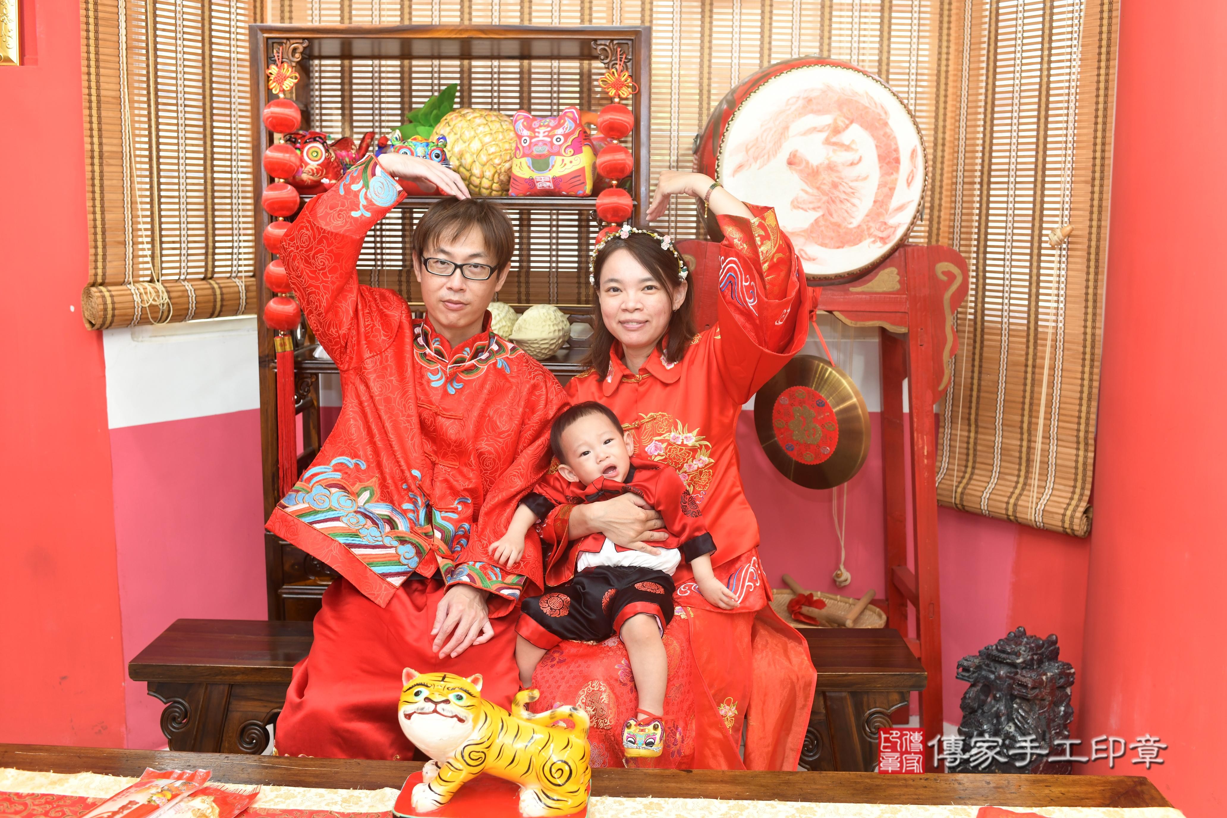 傳家手工印章高雄店、抓周、度脺、美式風會場、傳家嬰兒古禮、吉祥話、抓周道具物品24種、拍照。抓周證書。寶寶抓周、滿周歲、生日快樂、祝福 傳家手工印章高雄店、抓周、度脺、美式風會場、傳家嬰兒古禮、吉祥話、抓周道具物品24種、拍照。抓周證書。寶寶抓周、滿周歲、生日快樂、祝福