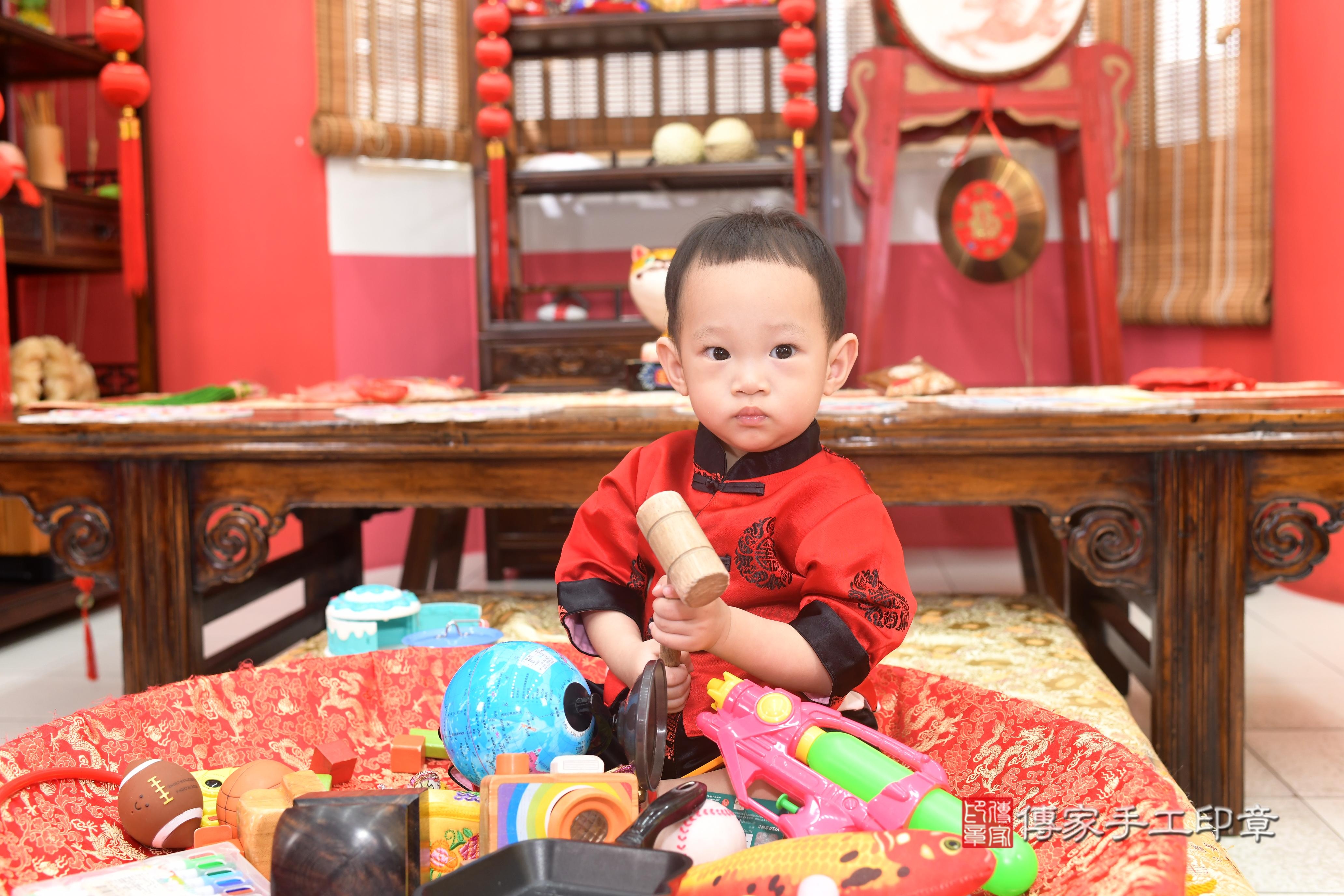 傳家手工印章高雄店、抓周、度脺、美式風會場、傳家嬰兒古禮、吉祥話、抓周道具物品24種、拍照。抓周證書。寶寶抓周、滿周歲、生日快樂、祝福