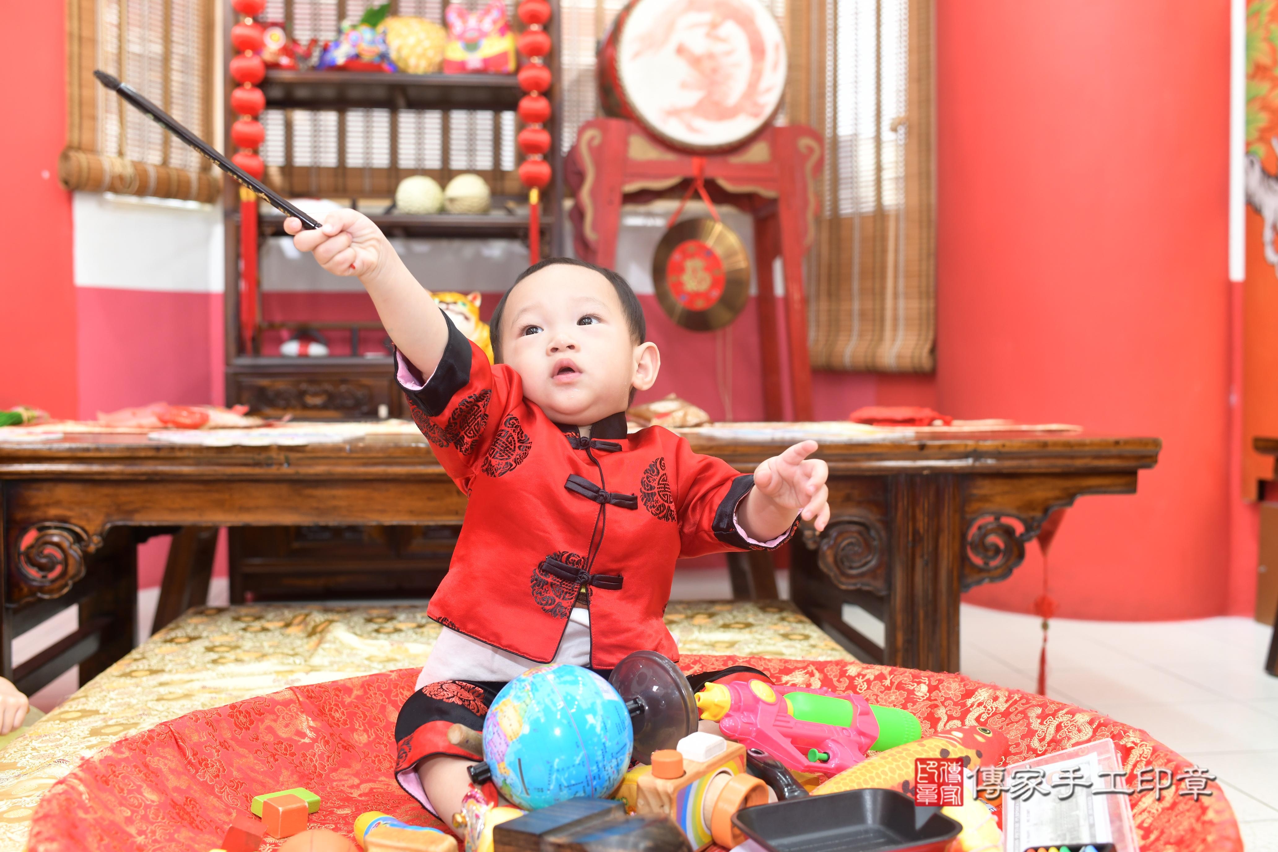 傳家手工印章高雄店、抓周、度脺、美式風會場、傳家嬰兒古禮、吉祥話、抓周道具物品24種、拍照。抓周證書。寶寶抓周、滿周歲、生日快樂、祝福 傳家手工印章高雄店、抓周、度脺、美式風會場、傳家嬰兒古禮、吉祥話、抓周道具物品24種、拍照。抓周證書。寶寶抓周、滿周歲、生日快樂、祝福