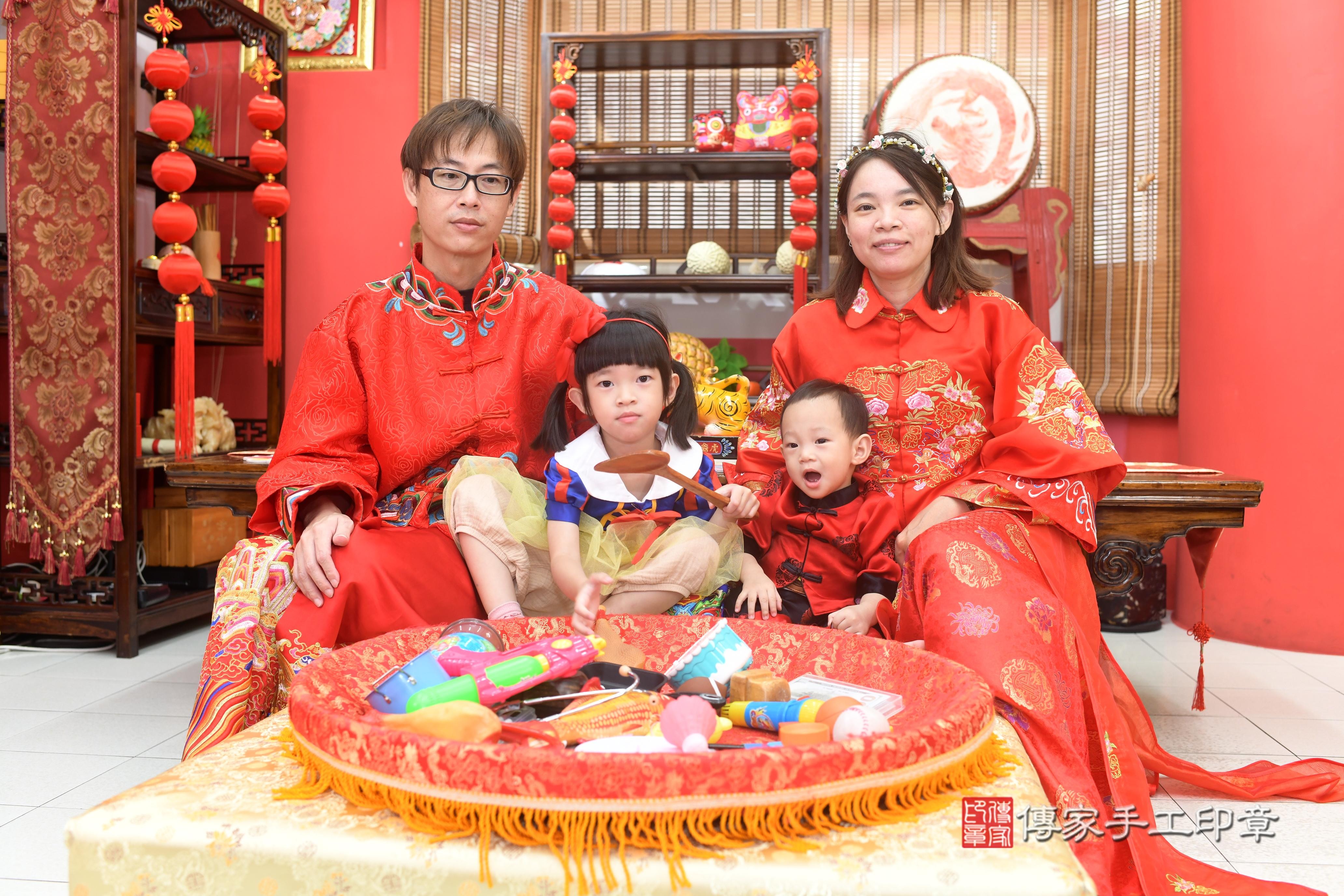 傳家手工印章高雄店、抓周、度脺、美式風會場、傳家嬰兒古禮、吉祥話、抓周道具物品24種、拍照。抓周證書。寶寶抓周、滿周歲、生日快樂、祝福 傳家手工印章高雄店、抓周、度脺、美式風會場、傳家嬰兒古禮、吉祥話、抓周道具物品24種、拍照。抓周證書。寶寶抓周、滿周歲、生日快樂、祝福