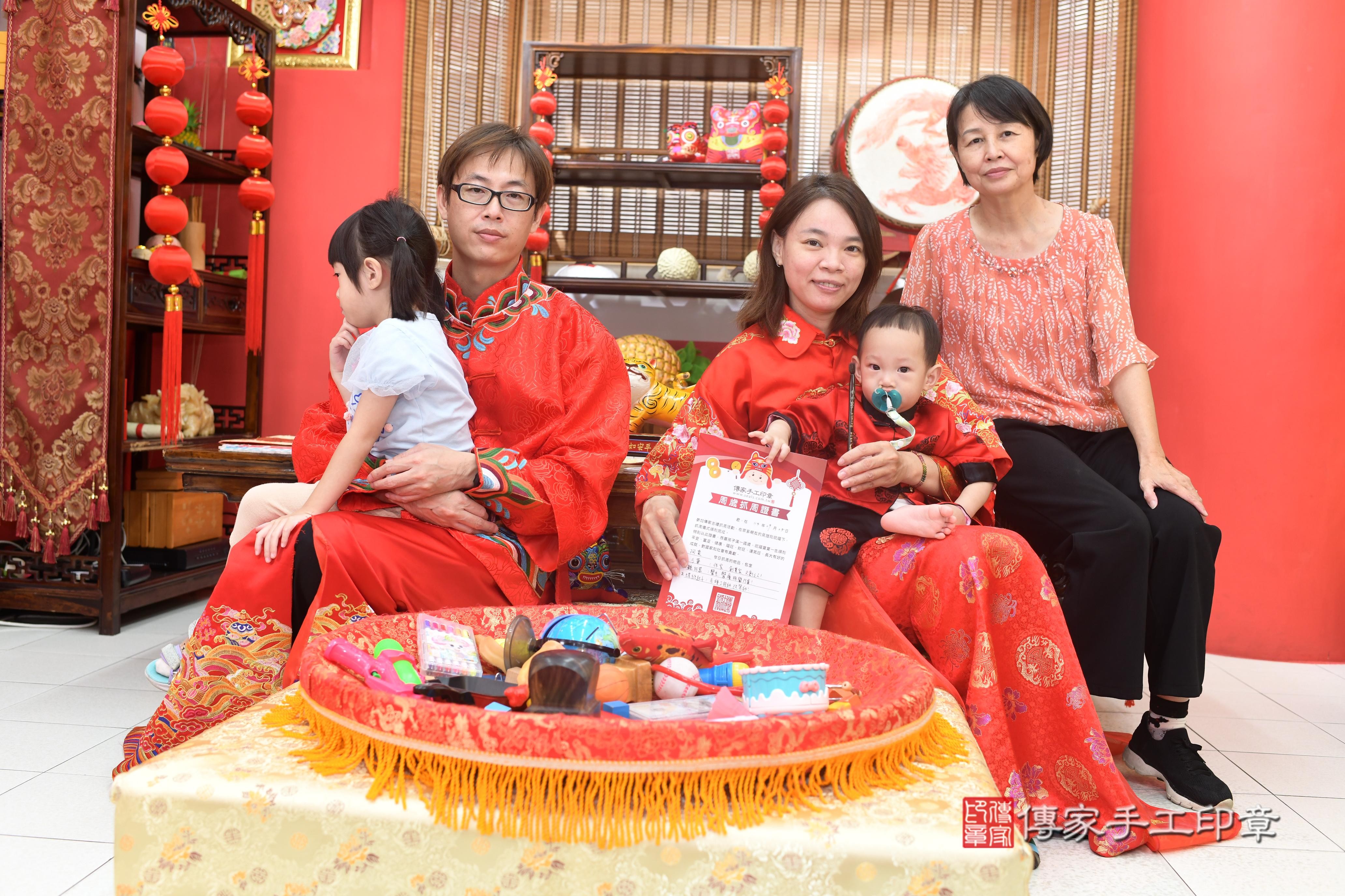 傳家手工印章高雄店、抓周、度脺、美式風會場、傳家嬰兒古禮、吉祥話、抓周道具物品24種、拍照。抓周證書。寶寶抓周、滿周歲、生日快樂、祝福 傳家手工印章高雄店、抓周、度脺、美式風會場、傳家嬰兒古禮、吉祥話、抓周道具物品24種、拍照。抓周證書。寶寶抓周、滿周歲、生日快樂、祝福