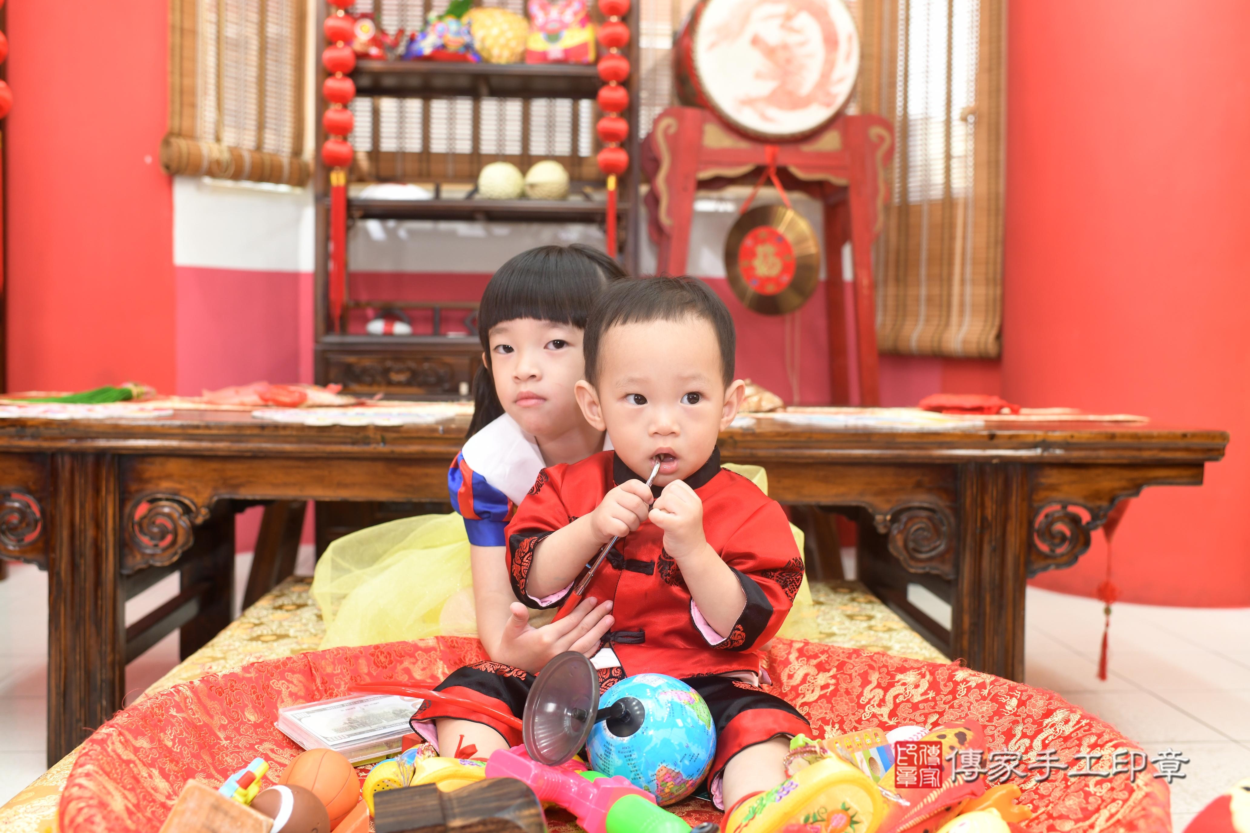 傳家手工印章高雄店、抓周、度脺、美式風會場、傳家嬰兒古禮、吉祥話、抓周道具物品24種、拍照。抓周證書。寶寶抓周、滿周歲、生日快樂、祝福 傳家手工印章高雄店、抓周、度脺、美式風會場、傳家嬰兒古禮、吉祥話、抓周道具物品24種、拍照。抓周證書。寶寶抓周、滿周歲、生日快樂、祝福