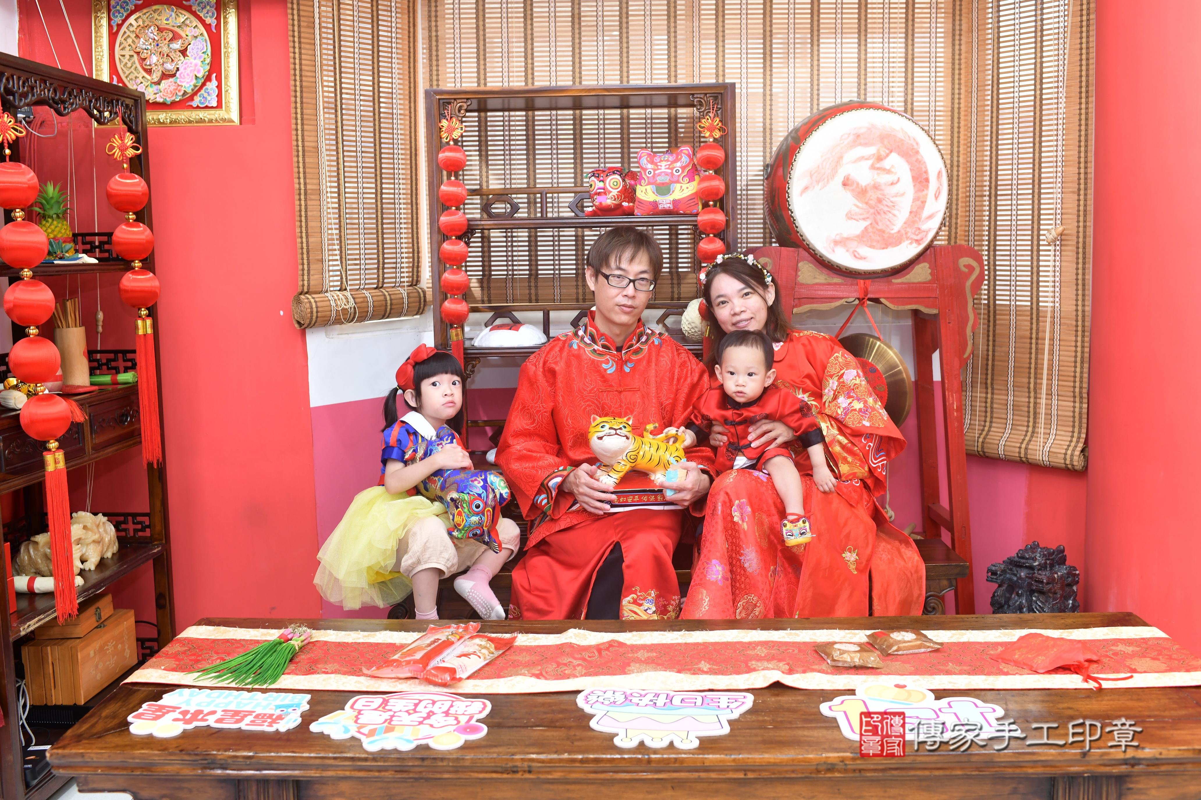 傳家手工印章高雄店、抓周、度脺、美式風會場、傳家嬰兒古禮、吉祥話、抓周道具物品24種、拍照。抓周證書。寶寶抓周、滿周歲、生日快樂、祝福 傳家手工印章高雄店、抓周、度脺、美式風會場、傳家嬰兒古禮、吉祥話、抓周道具物品24種、拍照。抓周證書。寶寶抓周、滿周歲、生日快樂、祝福