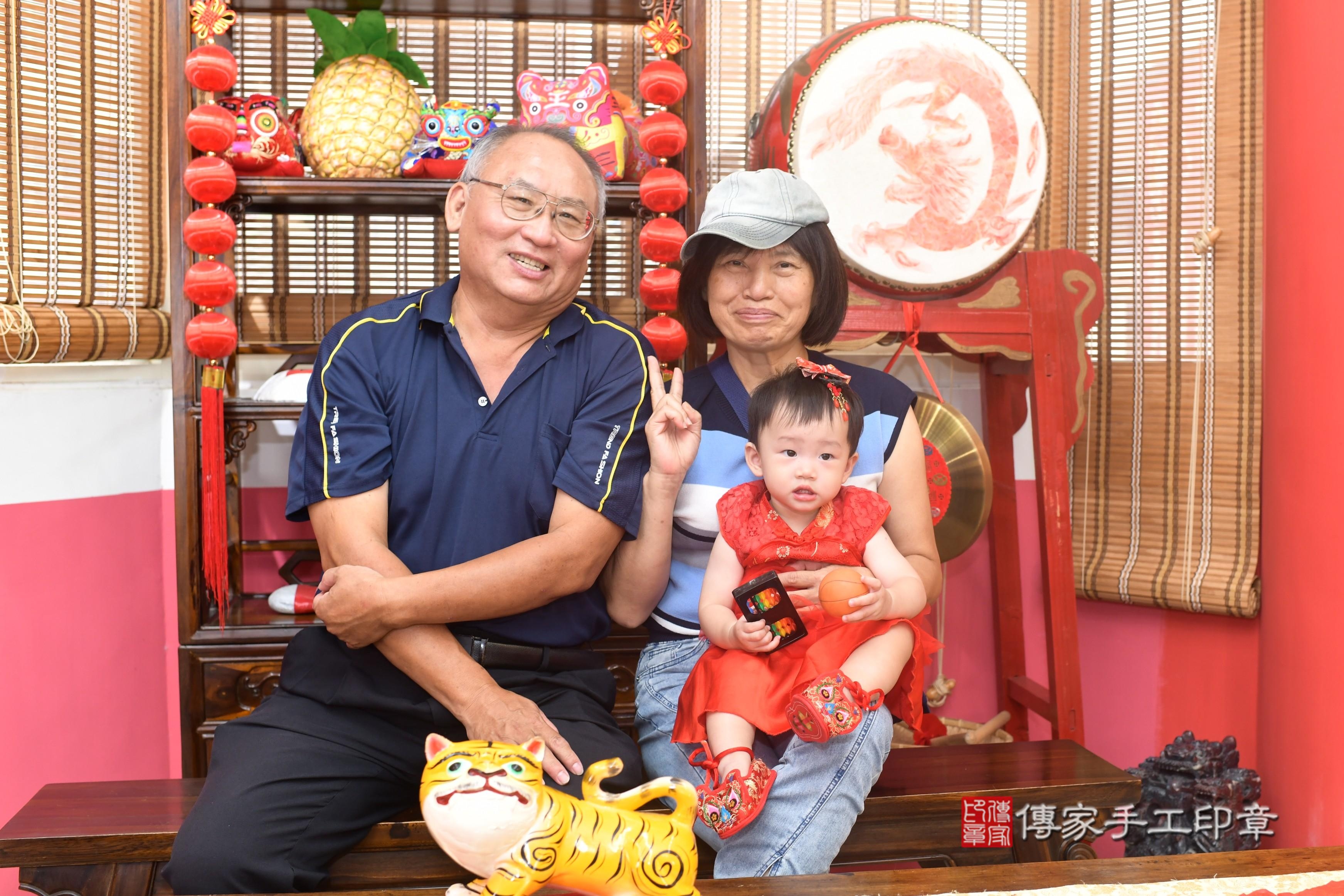 傳家手工印章高雄店、抓周、度脺、美式風會場、傳家嬰兒古禮、吉祥話、抓周道具物品24種、拍照。抓周證書。寶寶抓周、滿周歲、生日快樂、祝福 傳家手工印章高雄店、抓周、度脺、美式風會場、傳家嬰兒古禮、吉祥話、抓周道具物品24種、拍照。抓周證書。寶寶抓周、滿周歲、生日快樂、祝福