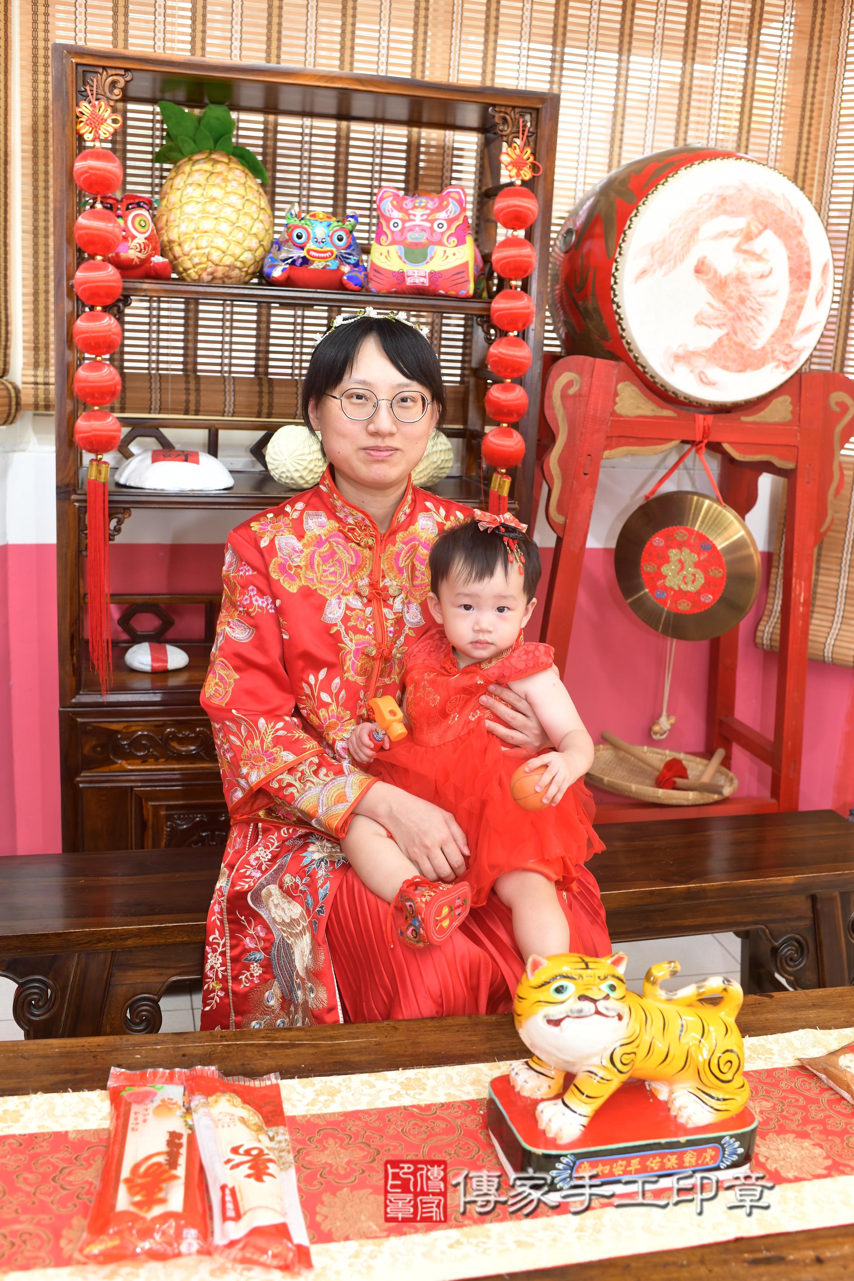 傳家手工印章高雄店、抓周、度脺、美式風會場、傳家嬰兒古禮、吉祥話、抓周道具物品24種、拍照。抓周證書。寶寶抓周、滿周歲、生日快樂、祝福 傳家手工印章高雄店、抓周、度脺、美式風會場、傳家嬰兒古禮、吉祥話、抓周道具物品24種、拍照。抓周證書。寶寶抓周、滿周歲、生日快樂、祝福