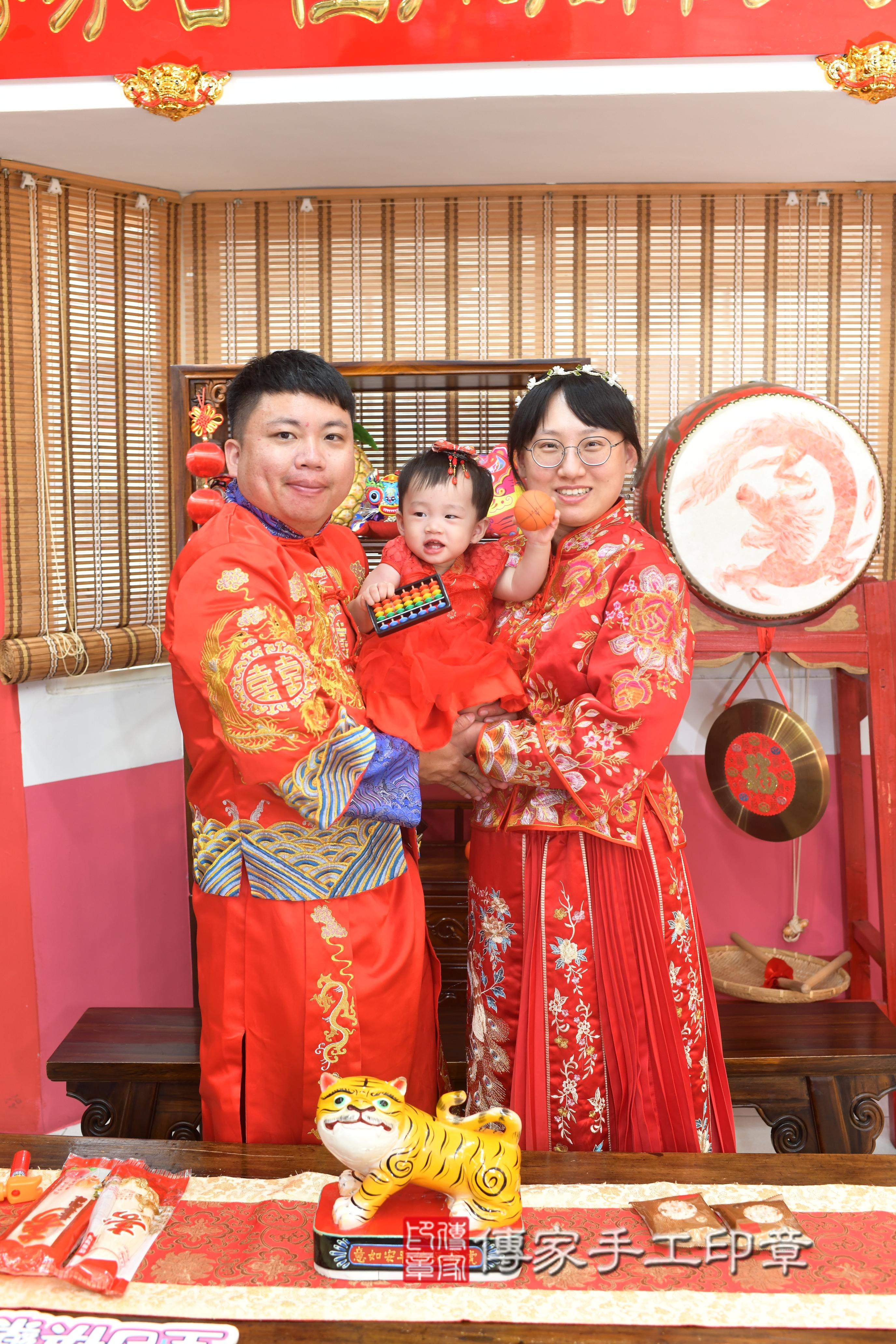 傳家手工印章高雄店、抓周、度脺、美式風會場、傳家嬰兒古禮、吉祥話、抓周道具物品24種、拍照。抓周證書。寶寶抓周、滿周歲、生日快樂、祝福 傳家手工印章高雄店、抓周、度脺、美式風會場、傳家嬰兒古禮、吉祥話、抓周道具物品24種、拍照。抓周證書。寶寶抓周、滿周歲、生日快樂、祝福