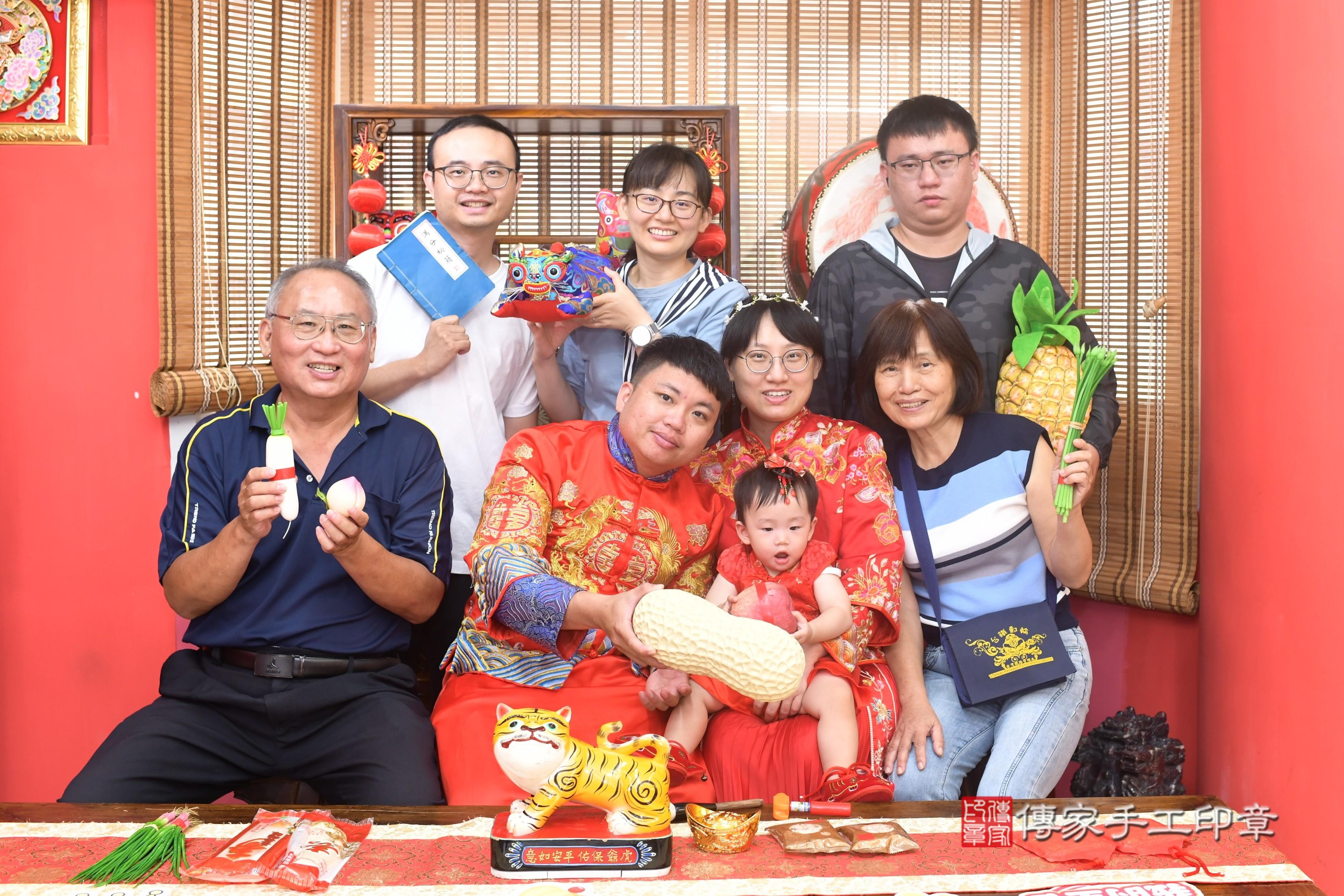 傳家手工印章高雄店、抓周、度脺、美式風會場、傳家嬰兒古禮、吉祥話、抓周道具物品24種、拍照。抓周證書。寶寶抓周、滿周歲、生日快樂、祝福 傳家手工印章高雄店、抓周、度脺、美式風會場、傳家嬰兒古禮、吉祥話、抓周道具物品24種、拍照。抓周證書。寶寶抓周、滿周歲、生日快樂、祝福