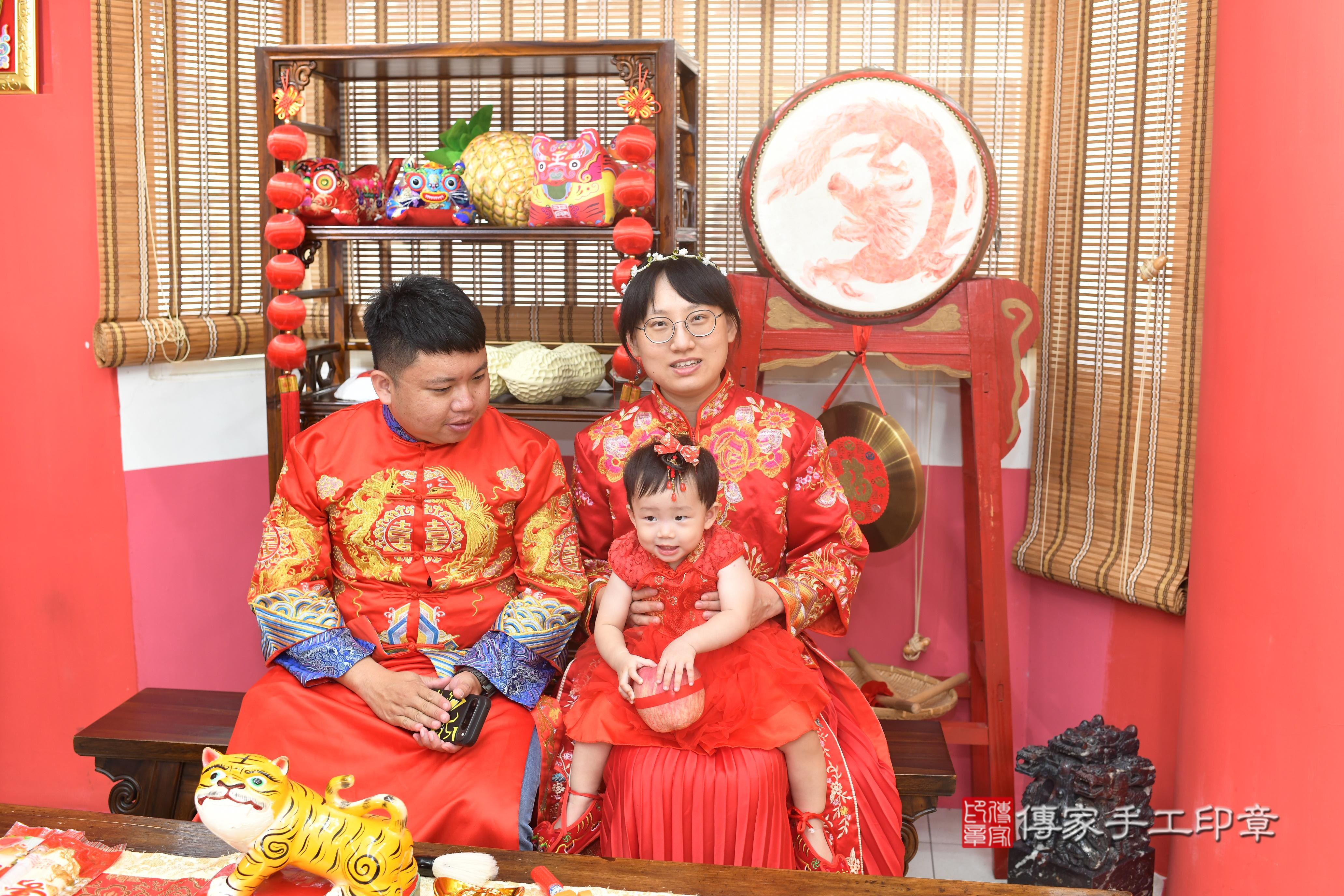 傳家手工印章高雄店、抓周、度脺、美式風會場、傳家嬰兒古禮、吉祥話、抓周道具物品24種、拍照。抓周證書。寶寶抓周、滿周歲、生日快樂、祝福 傳家手工印章高雄店、抓周、度脺、美式風會場、傳家嬰兒古禮、吉祥話、抓周道具物品24種、拍照。抓周證書。寶寶抓周、滿周歲、生日快樂、祝福