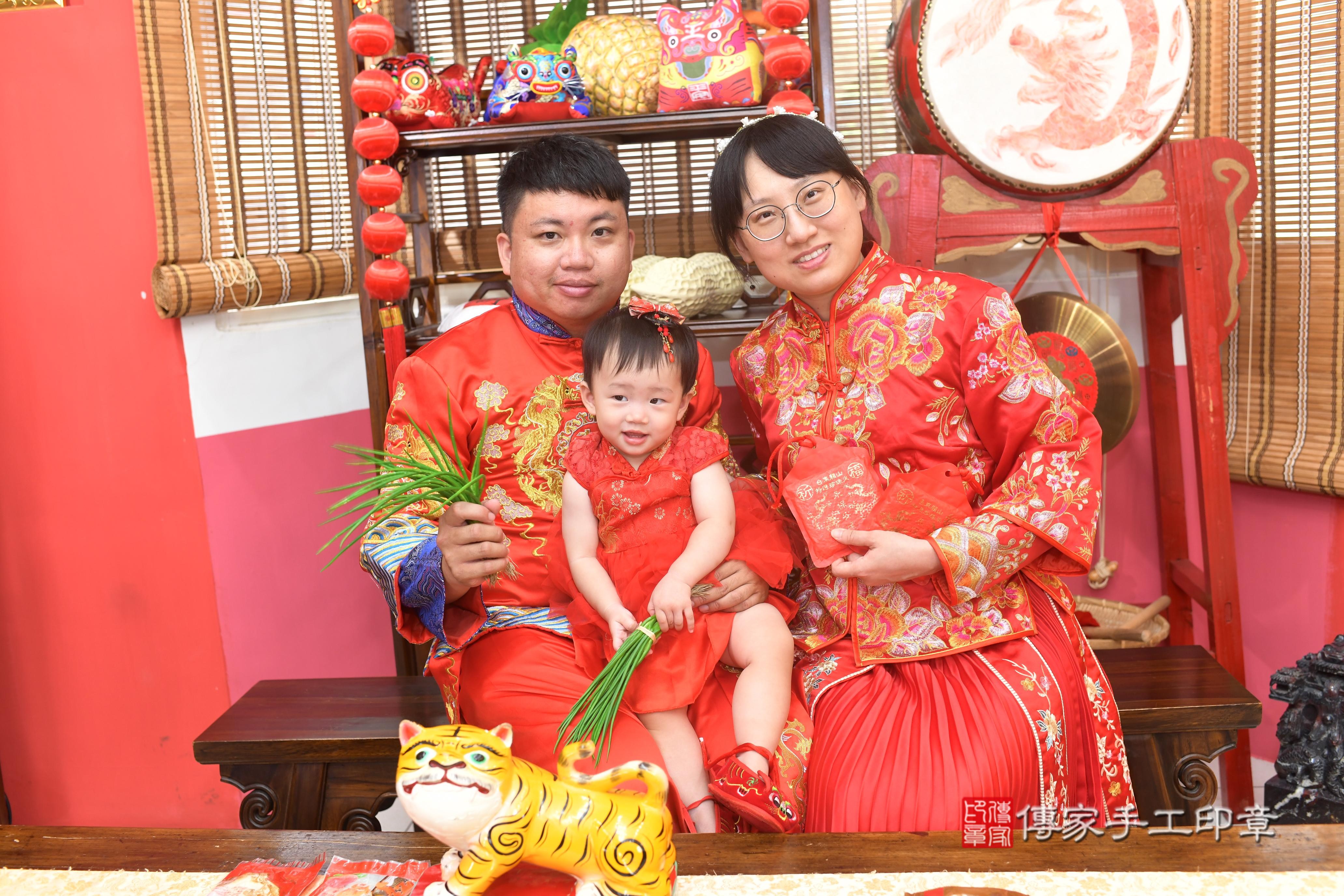 傳家手工印章高雄店、抓周、度脺、美式風會場、傳家嬰兒古禮、吉祥話、抓周道具物品24種、拍照。抓周證書。寶寶抓周、滿周歲、生日快樂、祝福 傳家手工印章高雄店、抓周、度脺、美式風會場、傳家嬰兒古禮、吉祥話、抓周道具物品24種、拍照。抓周證書。寶寶抓周、滿周歲、生日快樂、祝福