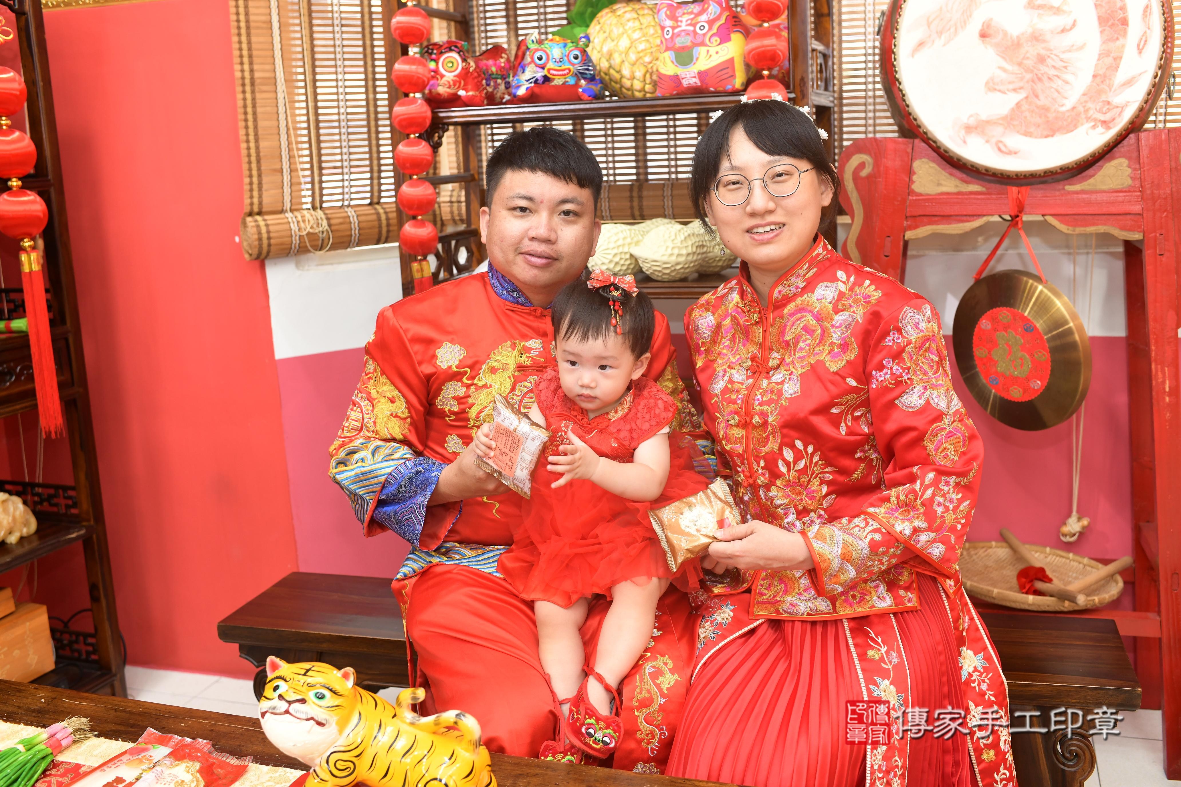 傳家手工印章高雄店、抓周、度脺、美式風會場、傳家嬰兒古禮、吉祥話、抓周道具物品24種、拍照。抓周證書。寶寶抓周、滿周歲、生日快樂、祝福 傳家手工印章高雄店、抓周、度脺、美式風會場、傳家嬰兒古禮、吉祥話、抓周道具物品24種、拍照。抓周證書。寶寶抓周、滿周歲、生日快樂、祝福