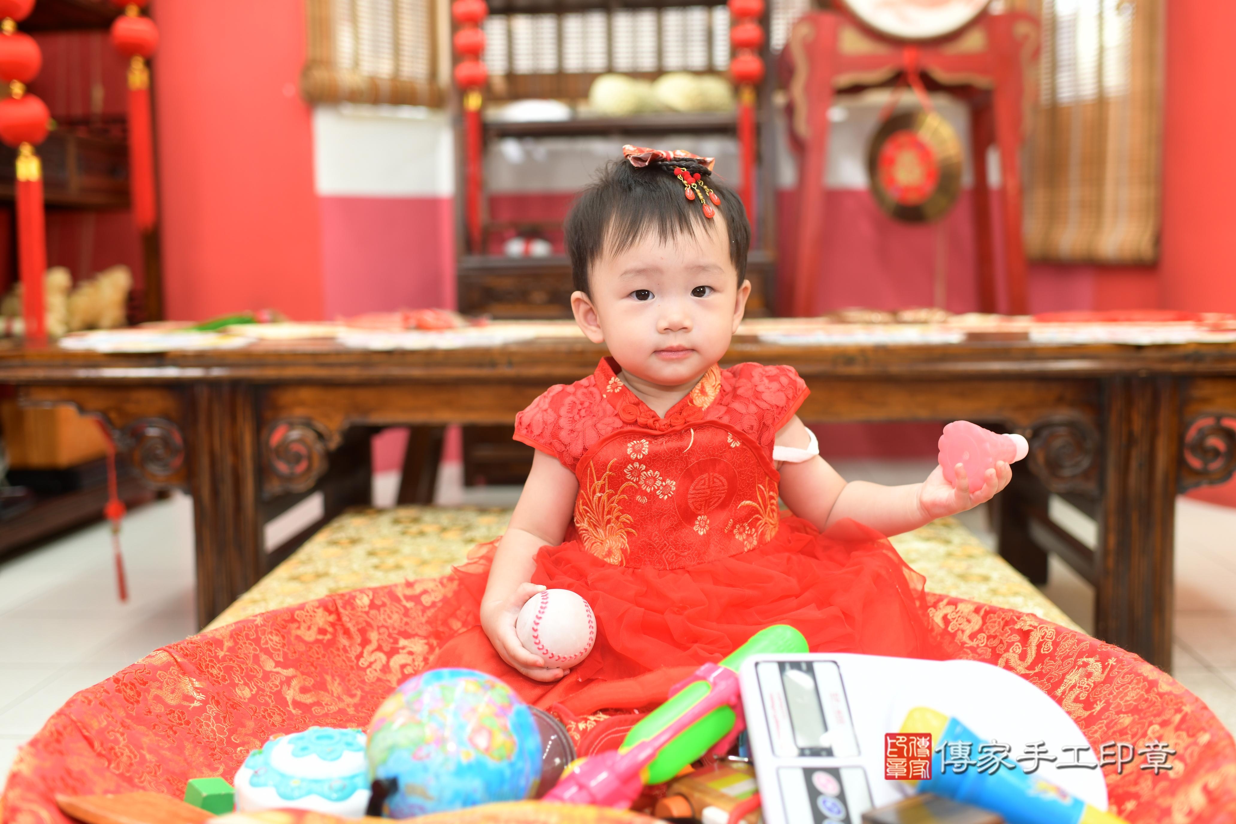 傳家手工印章高雄店、抓周、度脺、美式風會場、傳家嬰兒古禮、吉祥話、抓周道具物品24種、拍照。抓周證書。寶寶抓周、滿周歲、生日快樂、祝福