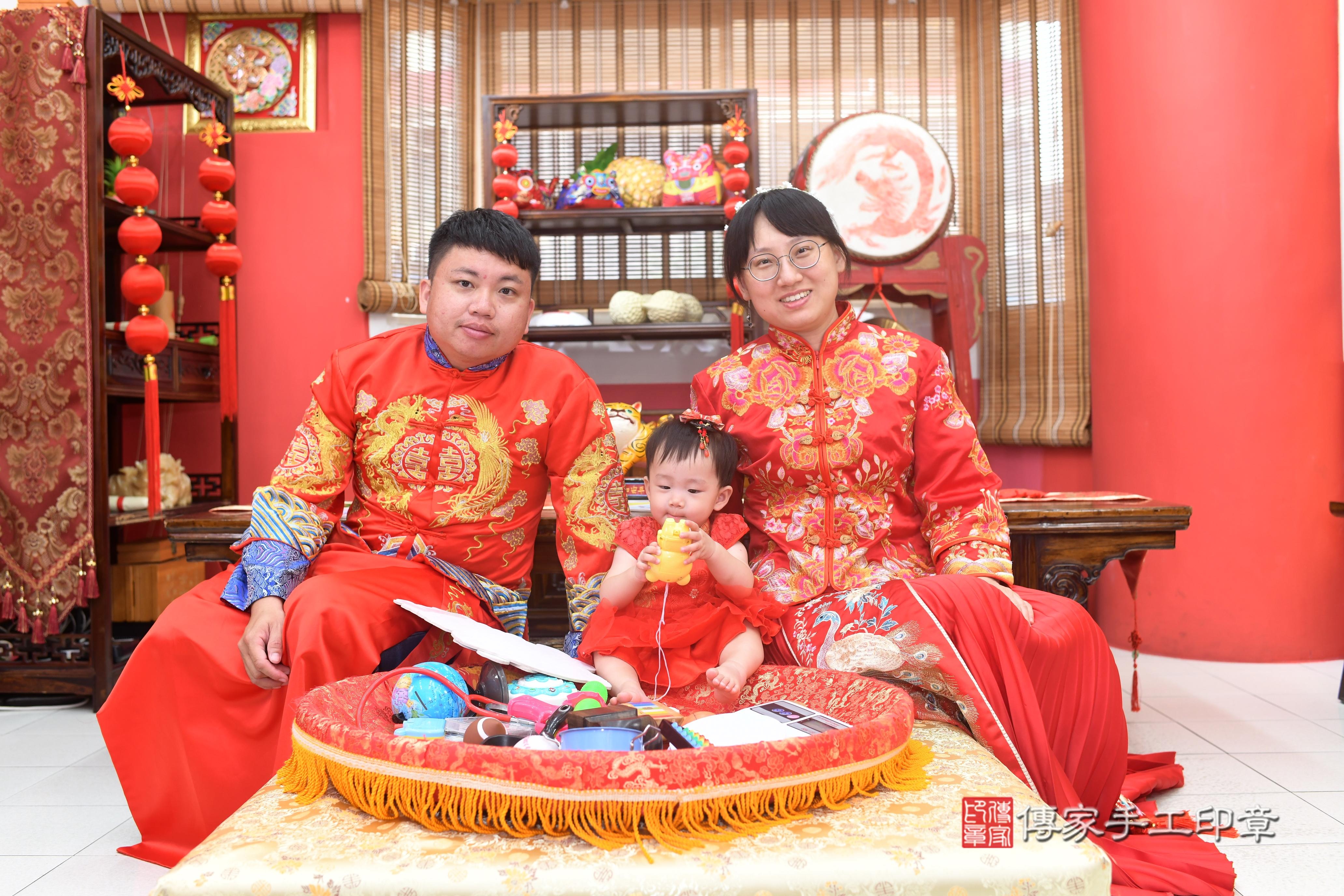 傳家手工印章高雄店、抓周、度脺、美式風會場、傳家嬰兒古禮、吉祥話、抓周道具物品24種、拍照。抓周證書。寶寶抓周、滿周歲、生日快樂、祝福 傳家手工印章高雄店、抓周、度脺、美式風會場、傳家嬰兒古禮、吉祥話、抓周道具物品24種、拍照。抓周證書。寶寶抓周、滿周歲、生日快樂、祝福
