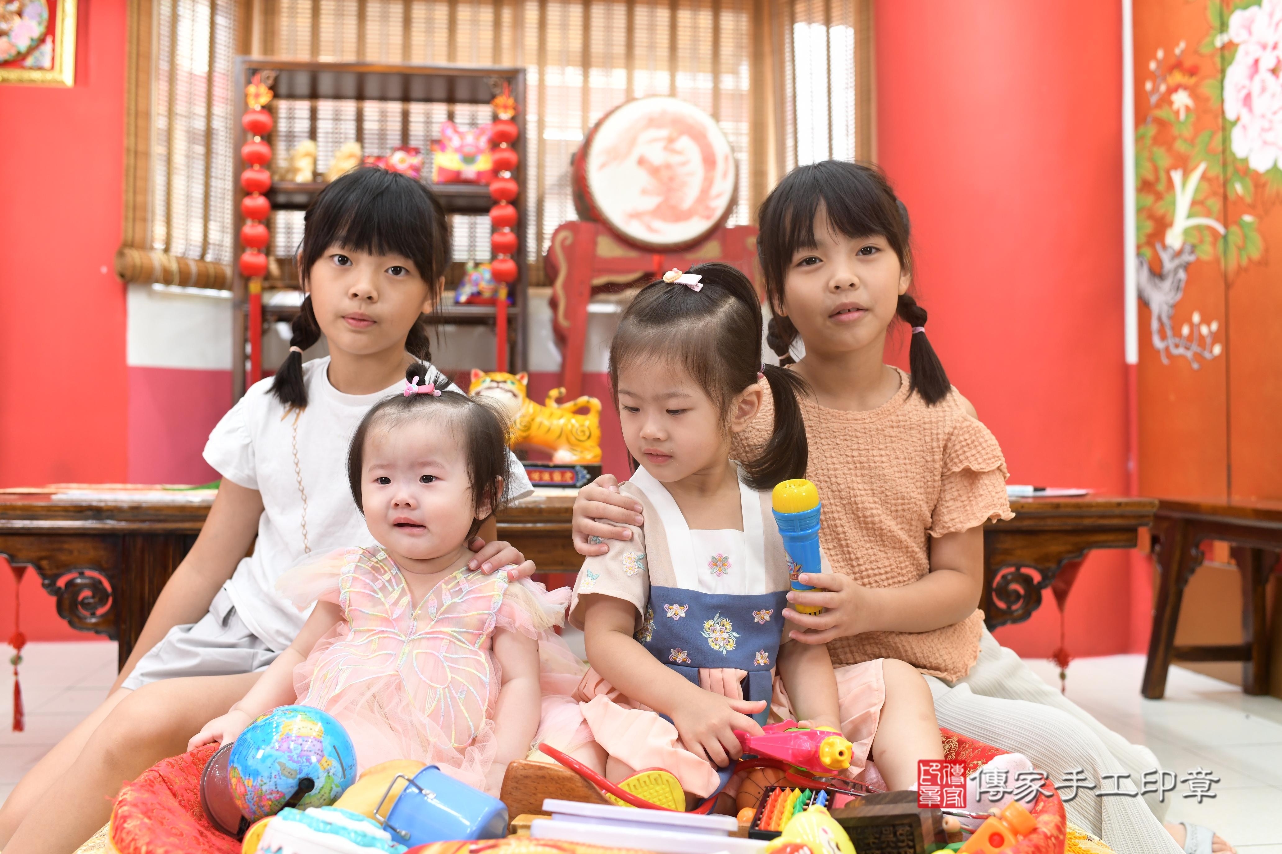 傳家手工印章高雄店、抓周、度脺、美式風會場、傳家嬰兒古禮、吉祥話、抓周道具物品24種、拍照。抓周證書。寶寶抓周、滿周歲、生日快樂、祝福 傳家手工印章高雄店、抓周、度脺、美式風會場、傳家嬰兒古禮、吉祥話、抓周道具物品24種、拍照。抓周證書。寶寶抓周、滿周歲、生日快樂、祝福