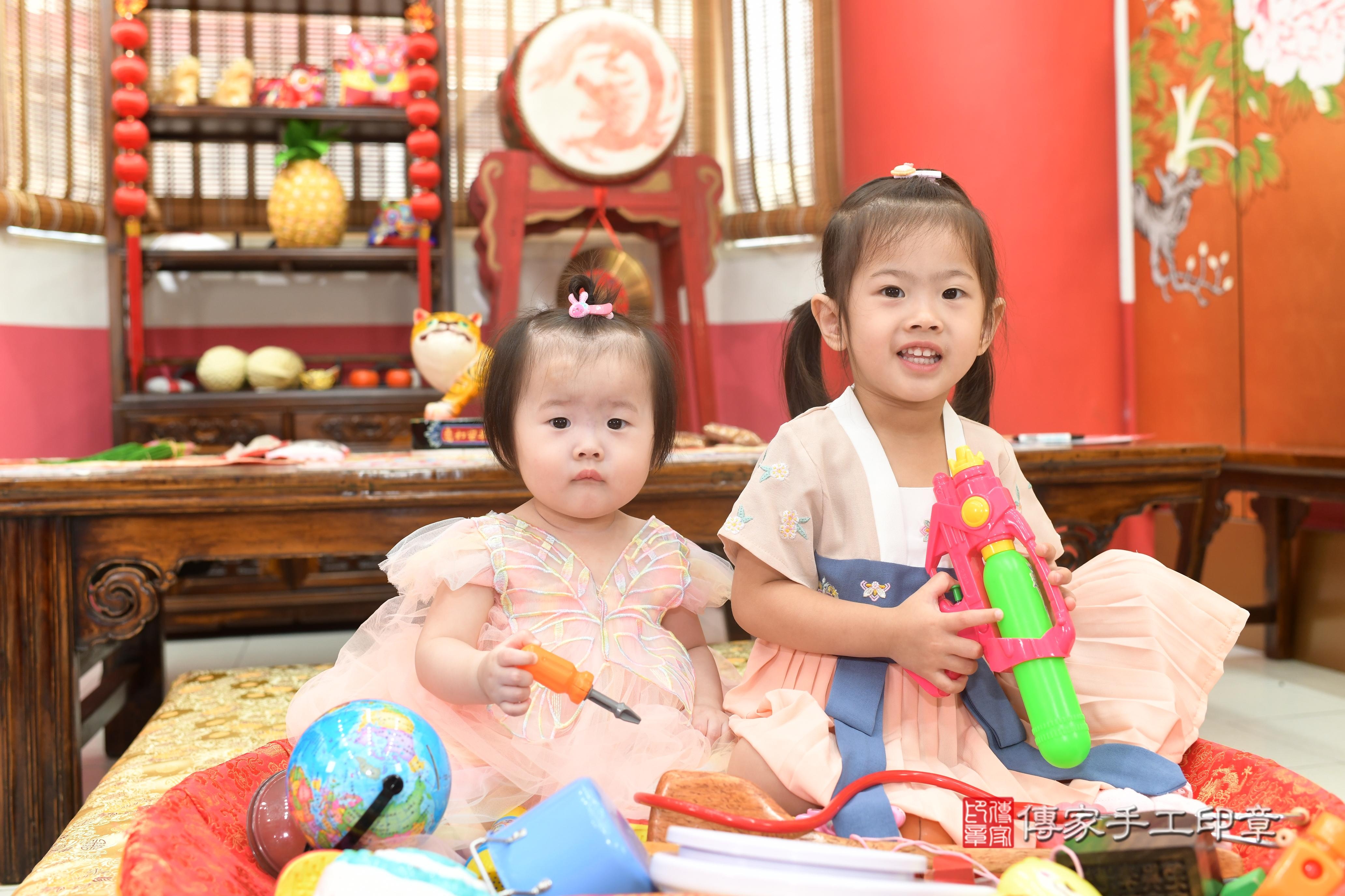 傳家手工印章高雄店、抓周、度脺、美式風會場、傳家嬰兒古禮、吉祥話、抓周道具物品24種、拍照。抓周證書。寶寶抓周、滿周歲、生日快樂、祝福 傳家手工印章高雄店、抓周、度脺、美式風會場、傳家嬰兒古禮、吉祥話、抓周道具物品24種、拍照。抓周證書。寶寶抓周、滿周歲、生日快樂、祝福