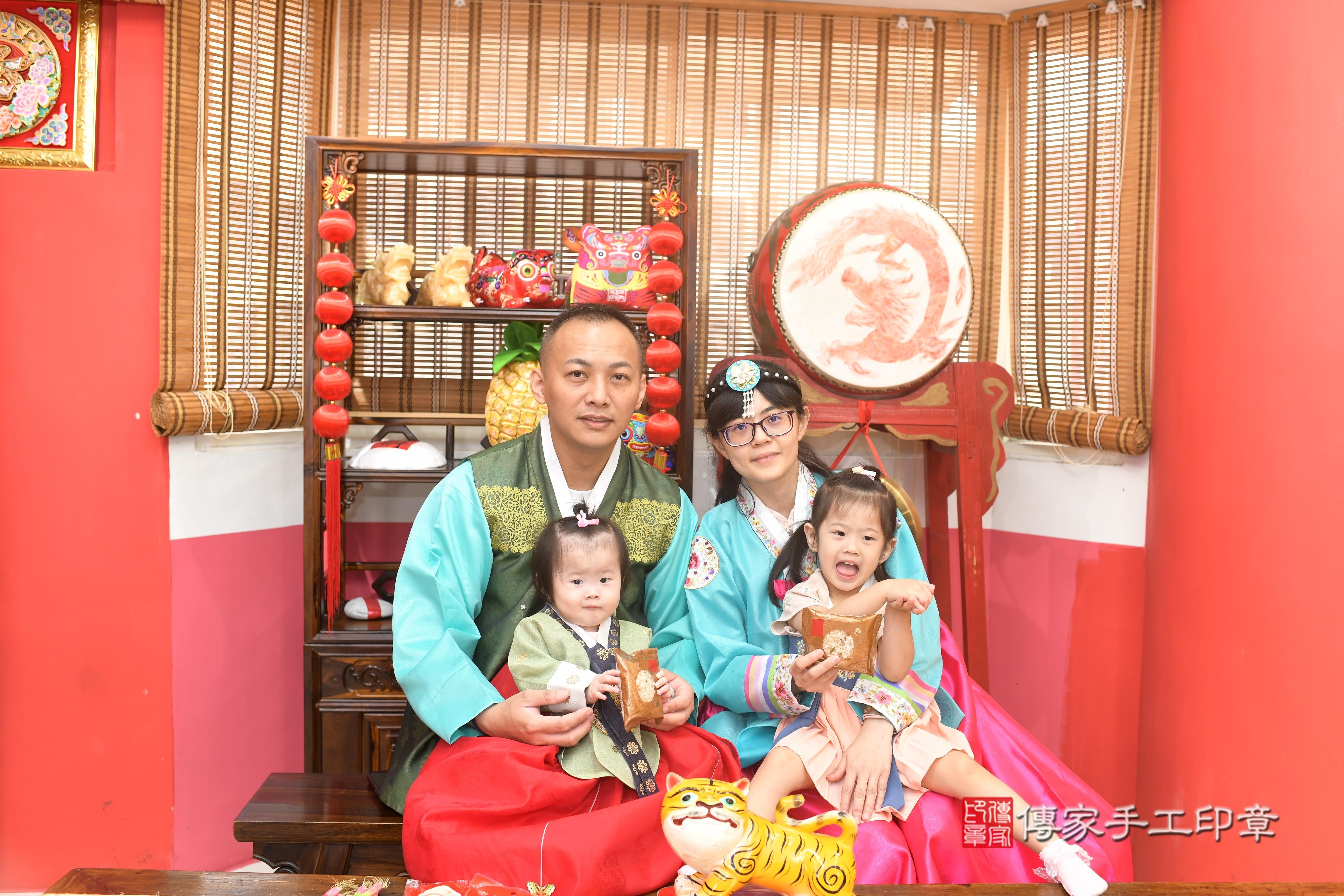 傳家手工印章高雄店、抓周、度脺、美式風會場、傳家嬰兒古禮、吉祥話、抓周道具物品24種、拍照。抓周證書。寶寶抓周、滿周歲、生日快樂、祝福 傳家手工印章高雄店、抓周、度脺、美式風會場、傳家嬰兒古禮、吉祥話、抓周道具物品24種、拍照。抓周證書。寶寶抓周、滿周歲、生日快樂、祝福